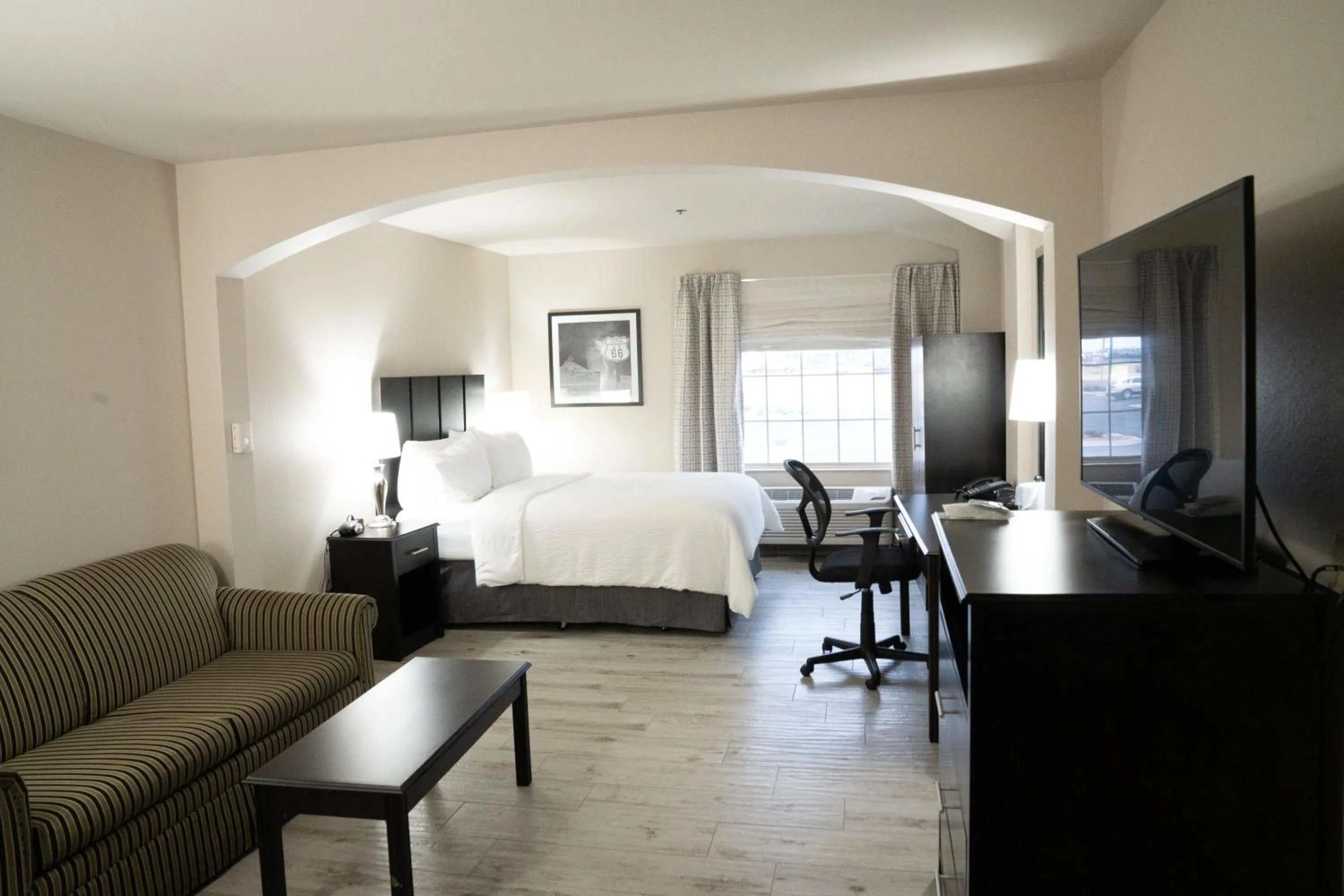 TV and multimedia in Lucille's Hotel, Restaurant, & Bar