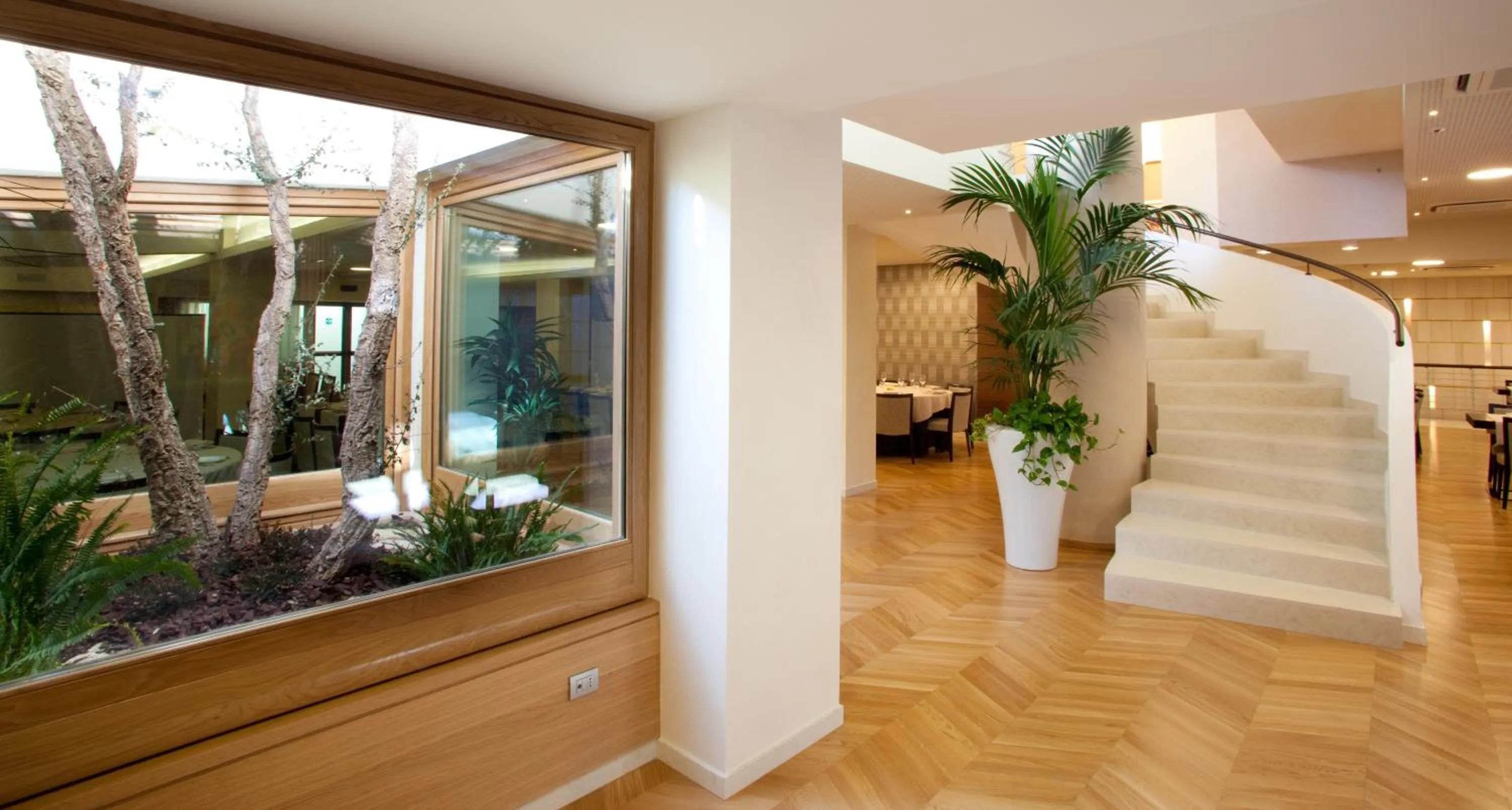 Restaurant/places to eat in Breaking Business Hotel