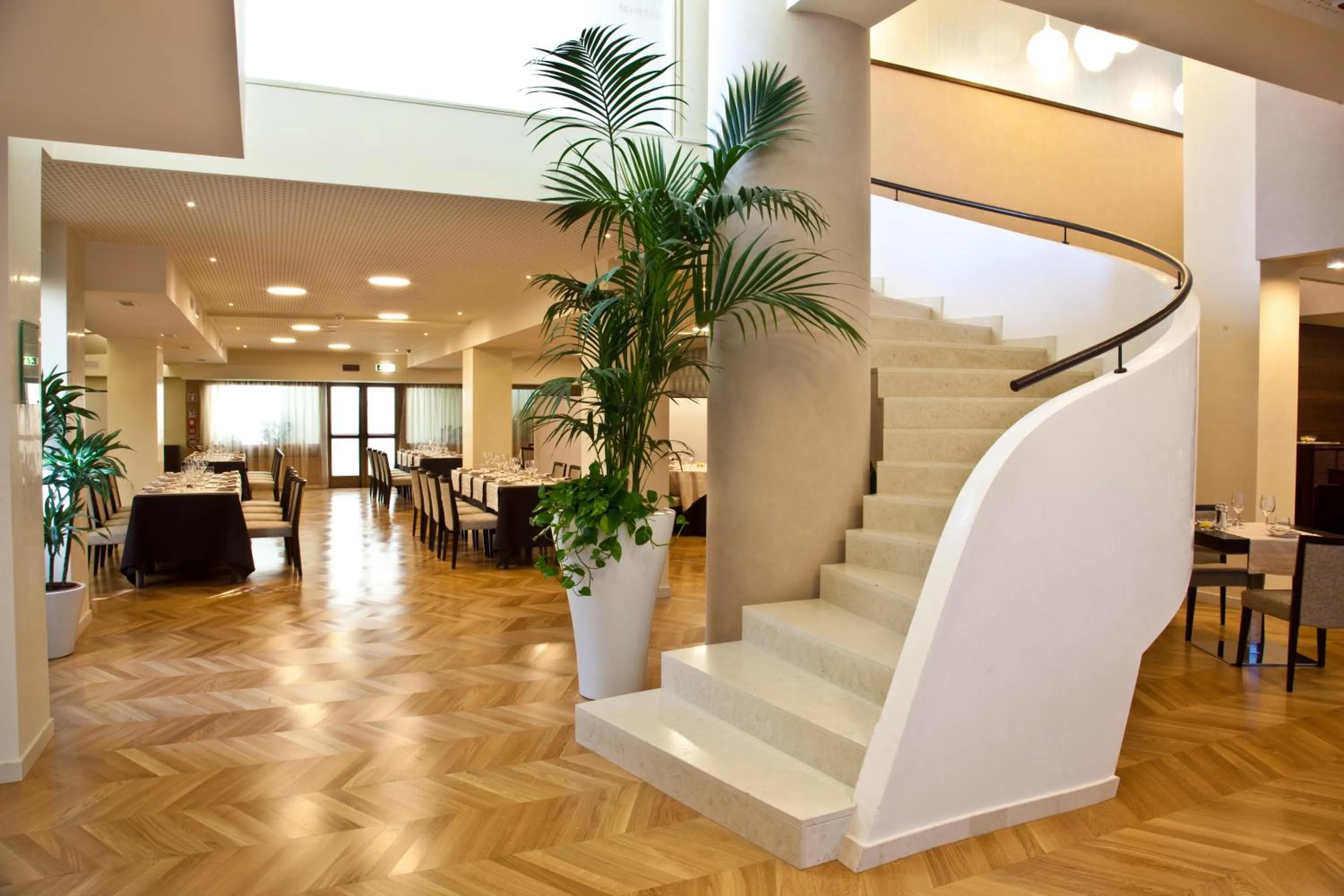 Restaurant/places to eat in Breaking Business Hotel