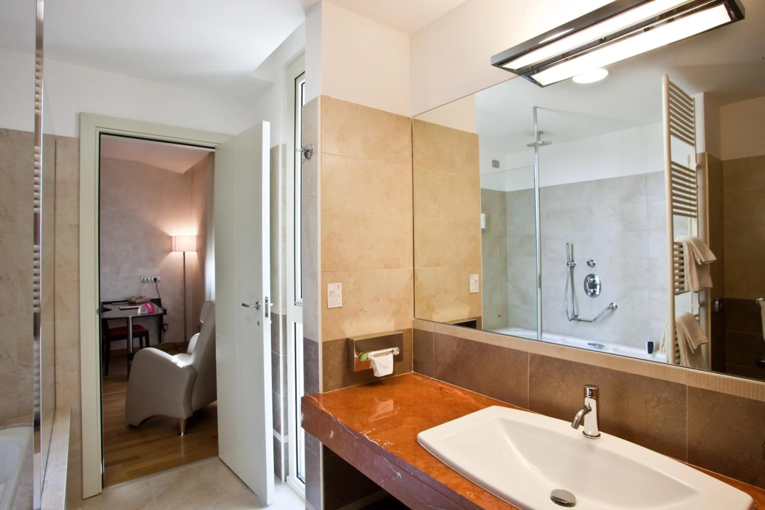 Bathroom, Bed in Breaking Business Hotel