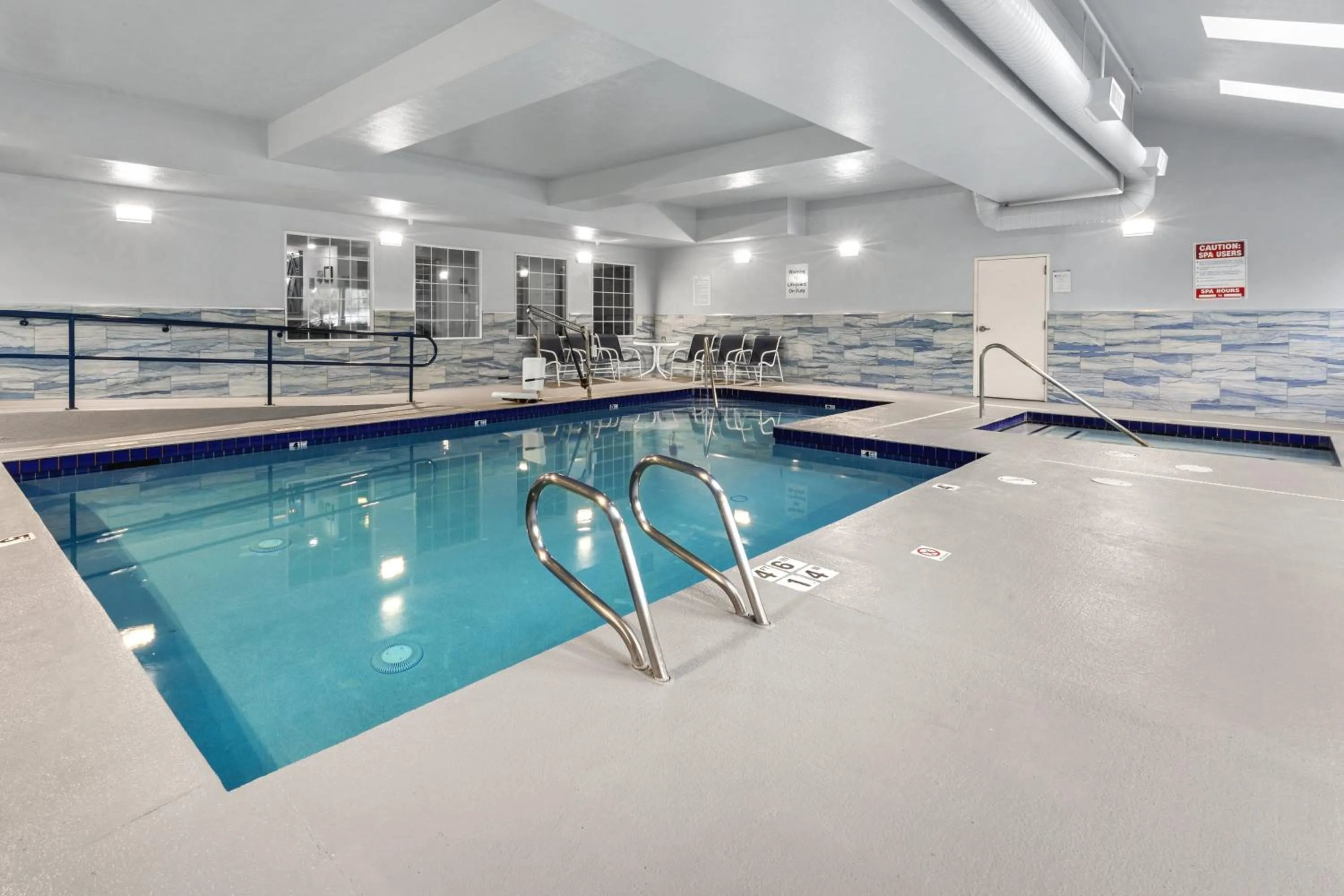 Swimming pool in Holiday Inn Express Wenatchee by IHG