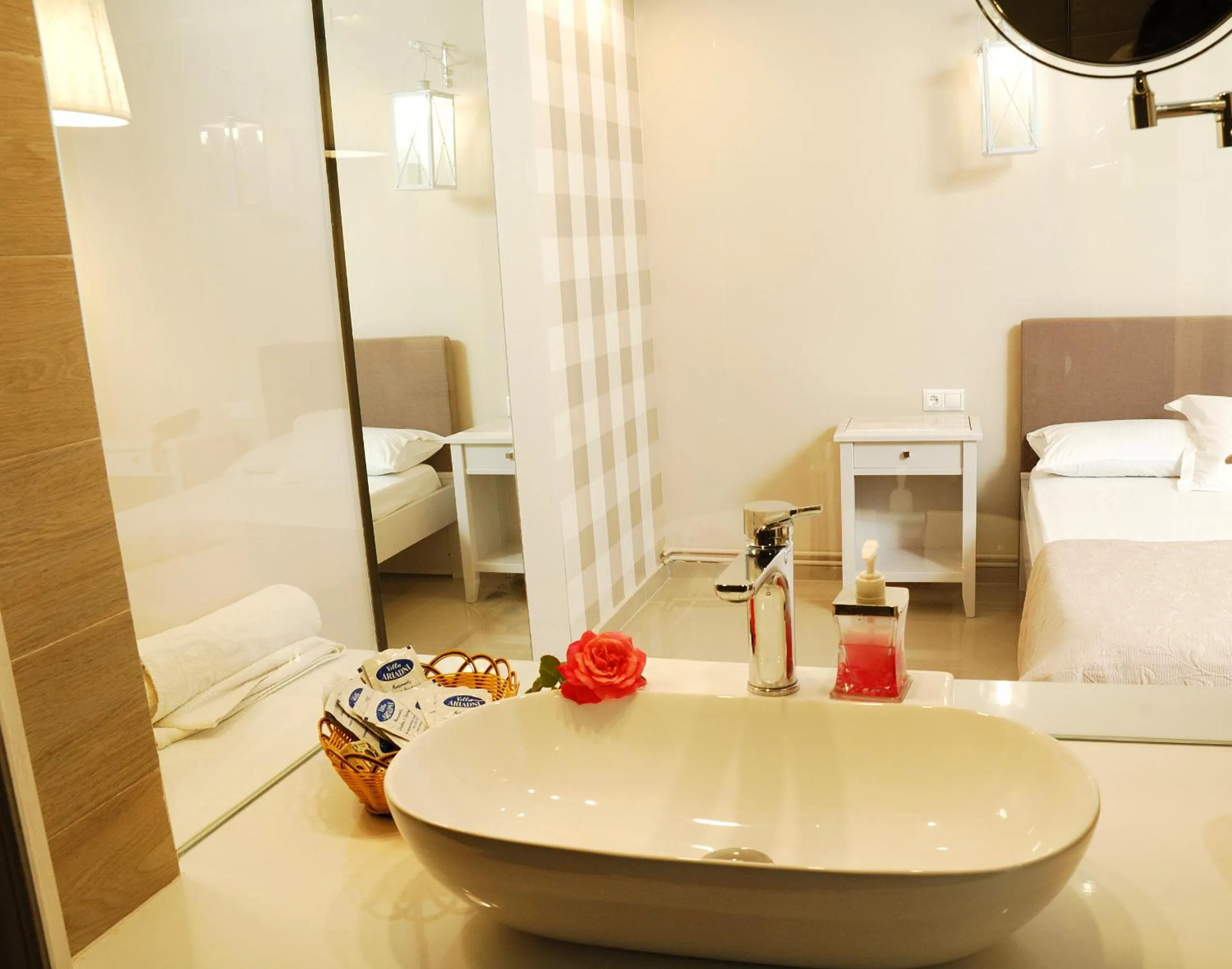 Bathroom, Bed in Ariadnes Holiday Accommodation