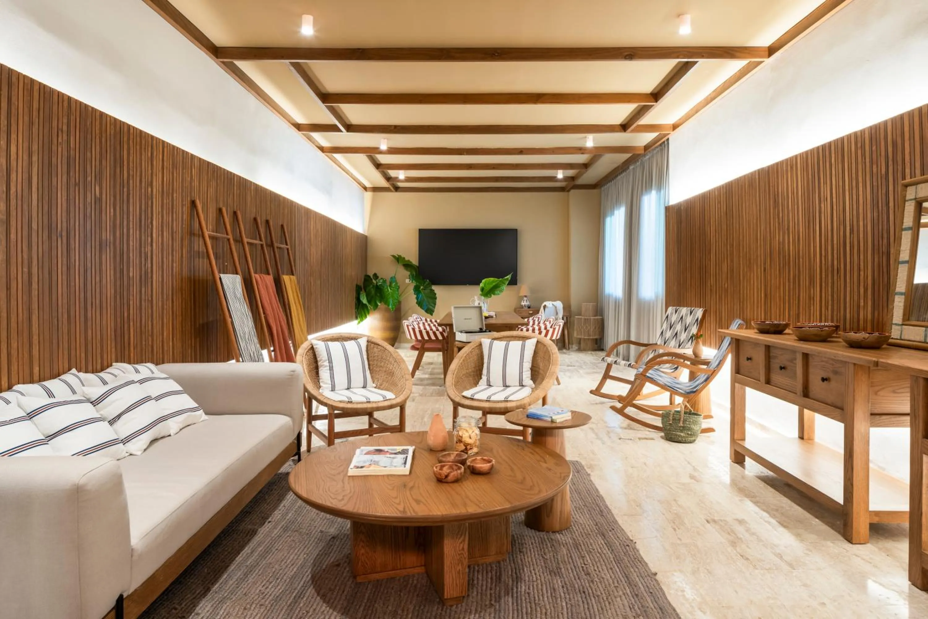 Communal lounge/ TV room in Garden Suites by Meliá - All inclusive