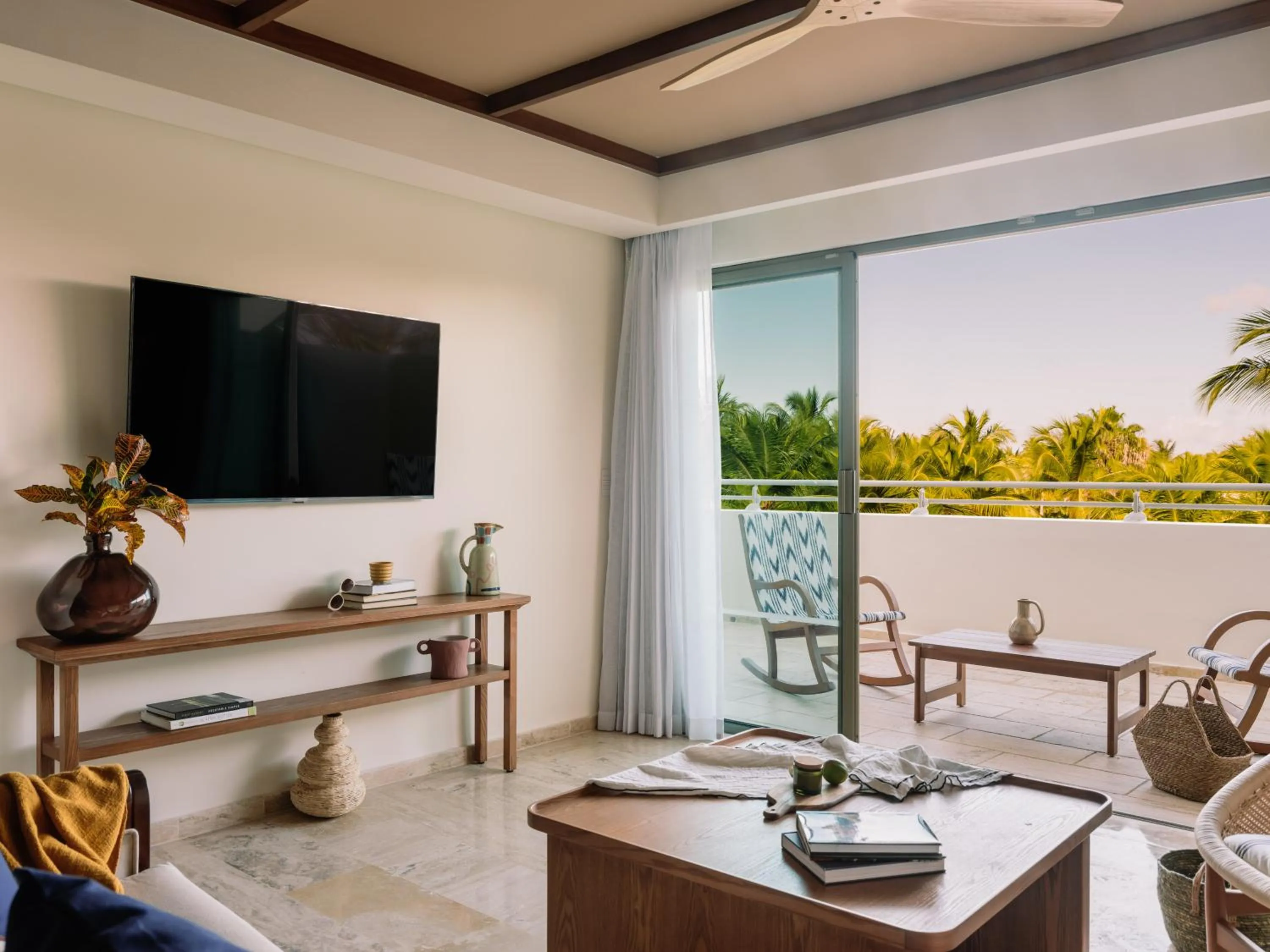 Communal lounge/ TV room in Garden Suites by Meliá - All inclusive