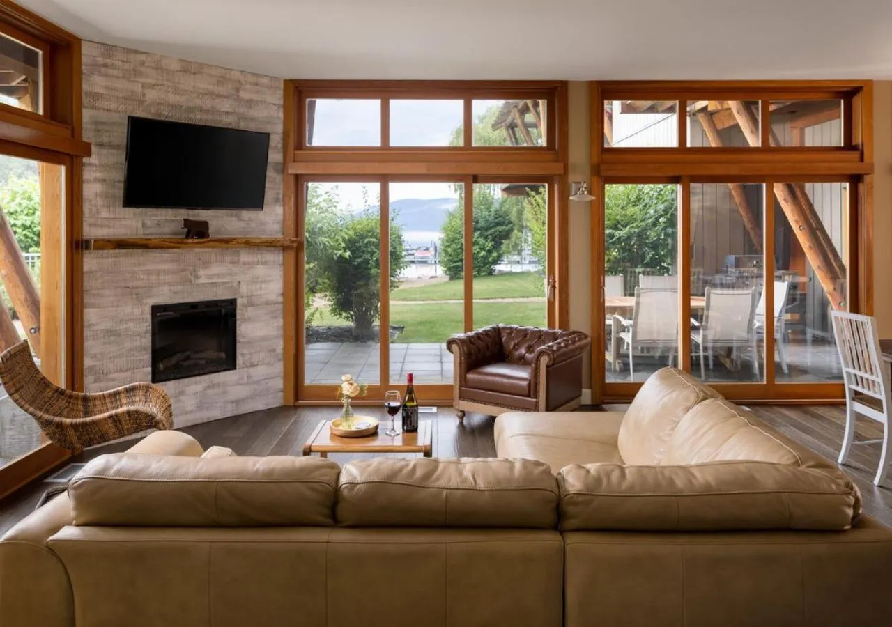 Communal lounge/ TV room in Outback Lakeside Vacation Homes