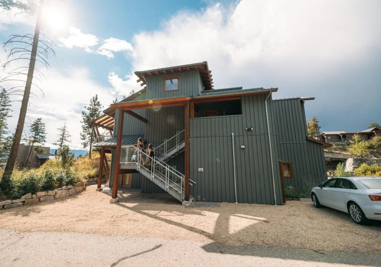 Property building in Outback Lakeside Vacation Homes