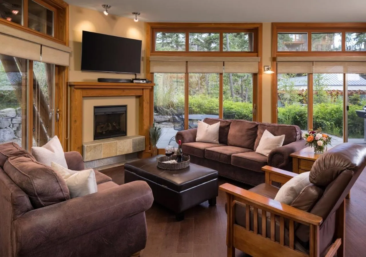 Communal lounge/ TV room in Outback Lakeside Vacation Homes