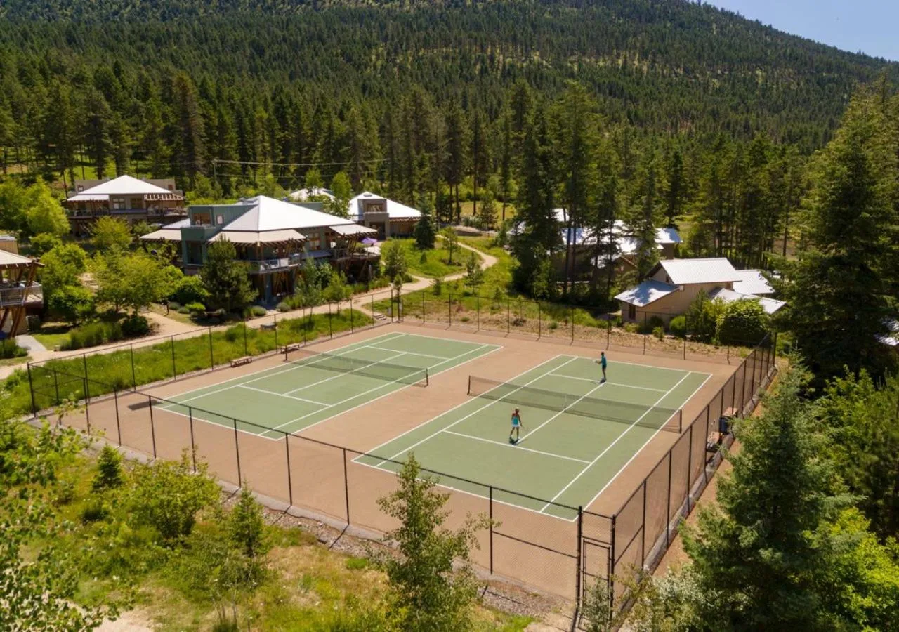 Tennis court in Outback Lakeside Vacation Homes