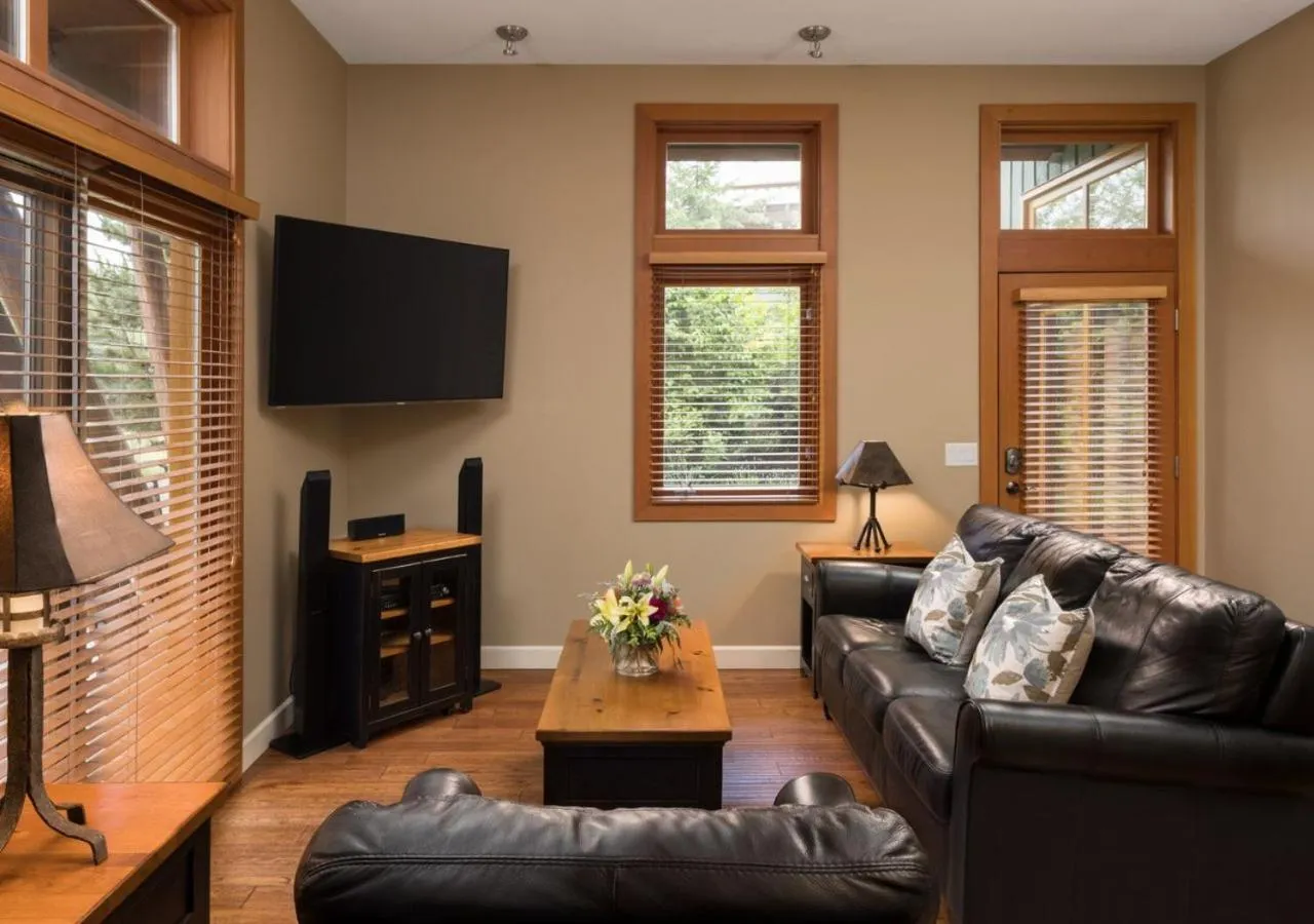 Communal lounge/ TV room in Outback Lakeside Vacation Homes