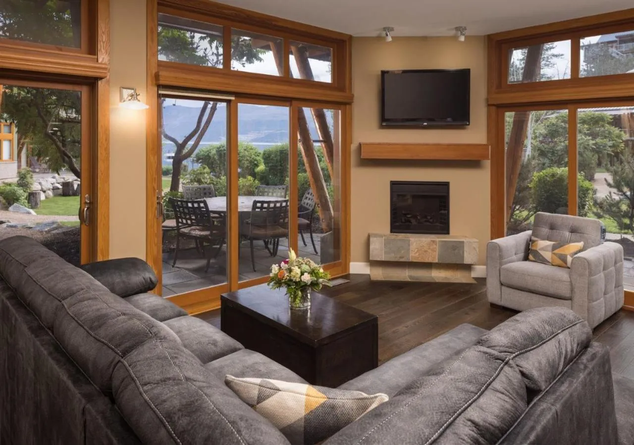 Communal lounge/ TV room in Outback Lakeside Vacation Homes