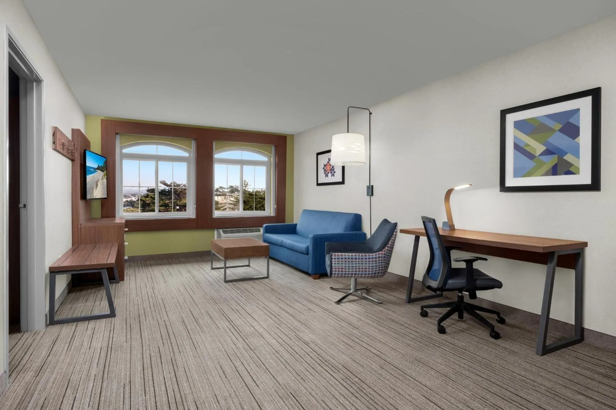 Photo of the whole room in Holiday Inn Express Hotel & Suites Marina by IHG