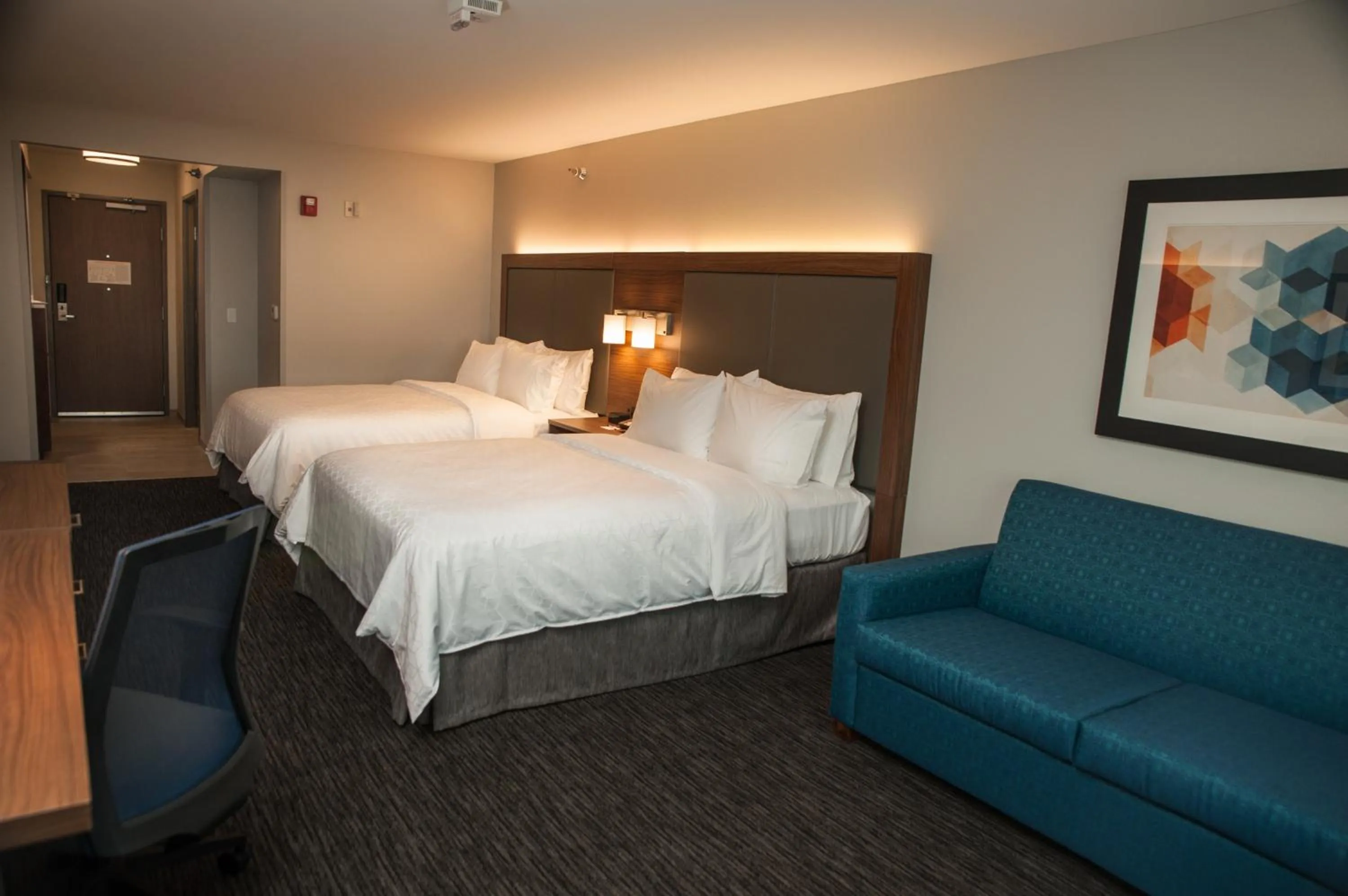 Bed in Holiday Inn Express Hotel & Suites Norfolk by IHG