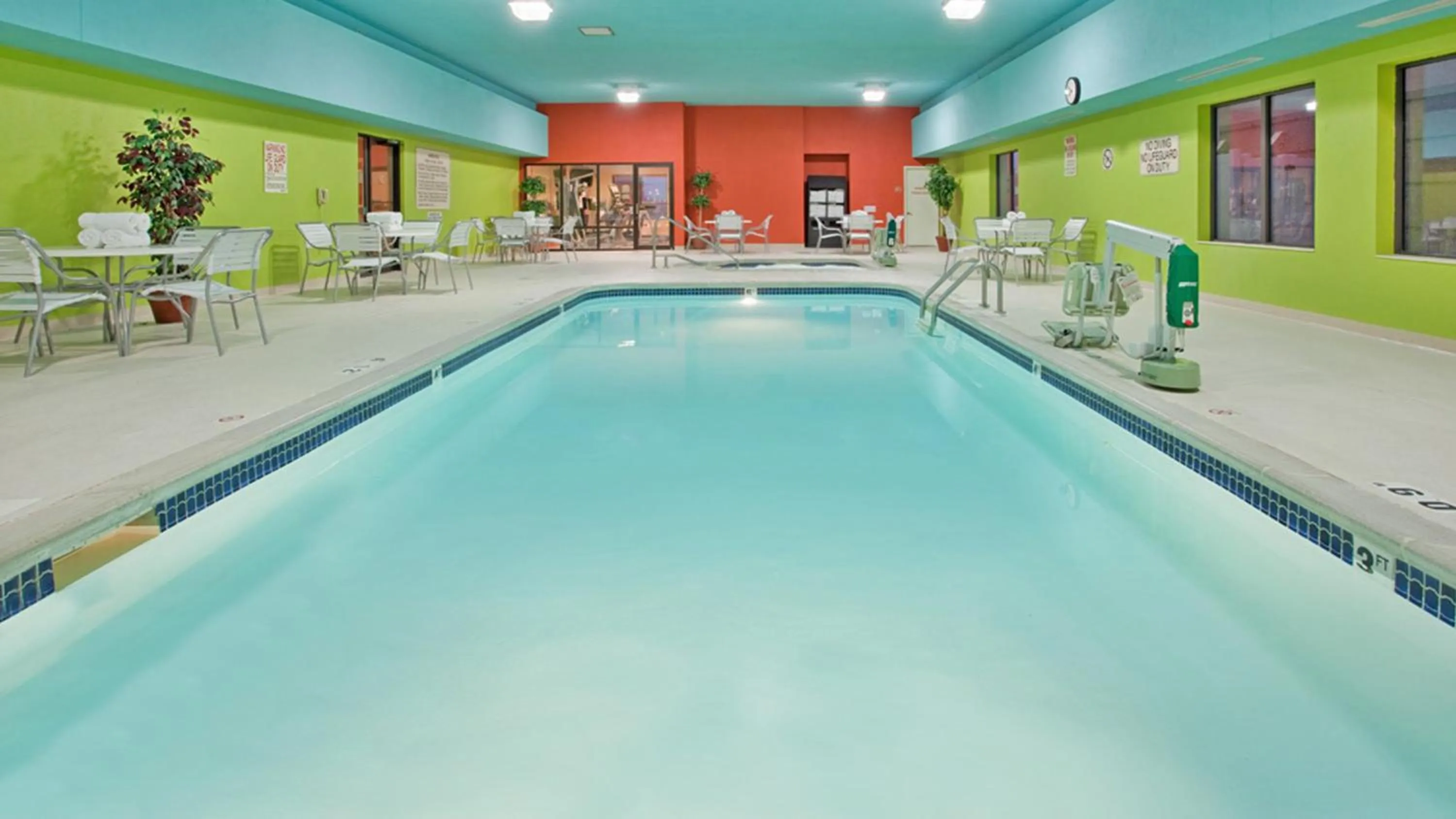 Swimming pool in Holiday Inn Express Hotel & Suites Norfolk by IHG