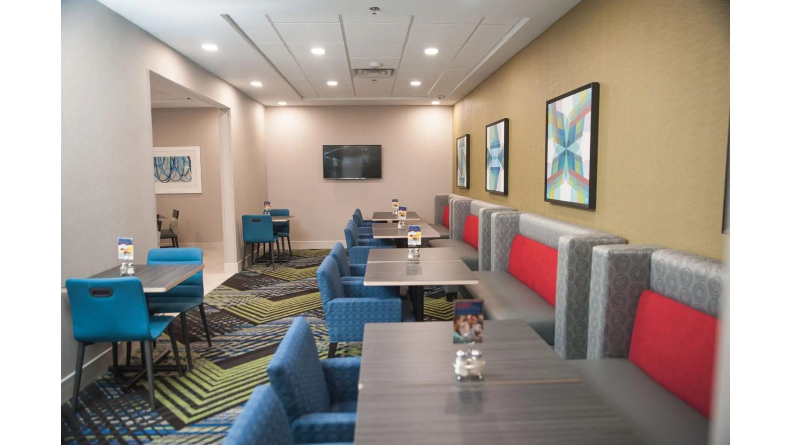 Breakfast in Holiday Inn Express Hotel & Suites Norfolk by IHG