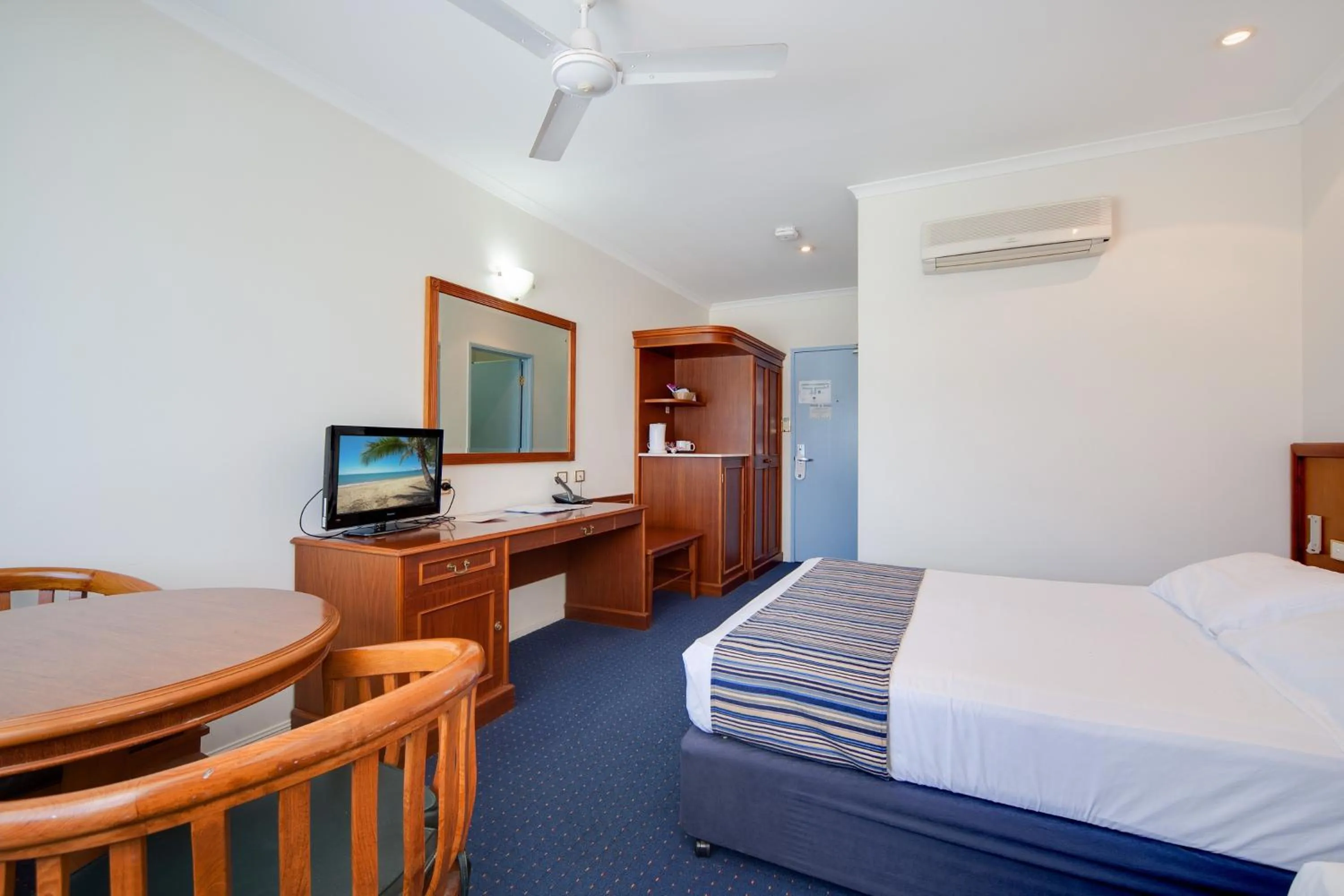 Bedroom, TV/Entertainment Center in Cairns Southside International