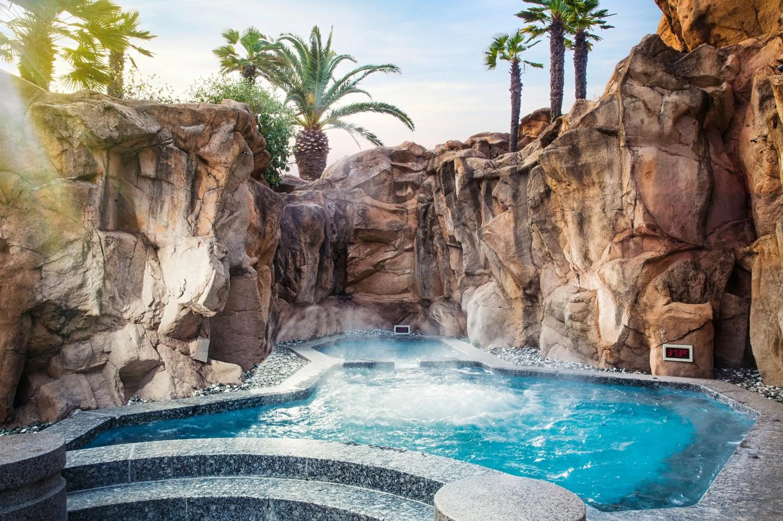 Swimming pool in Lotte Hotel Jeju