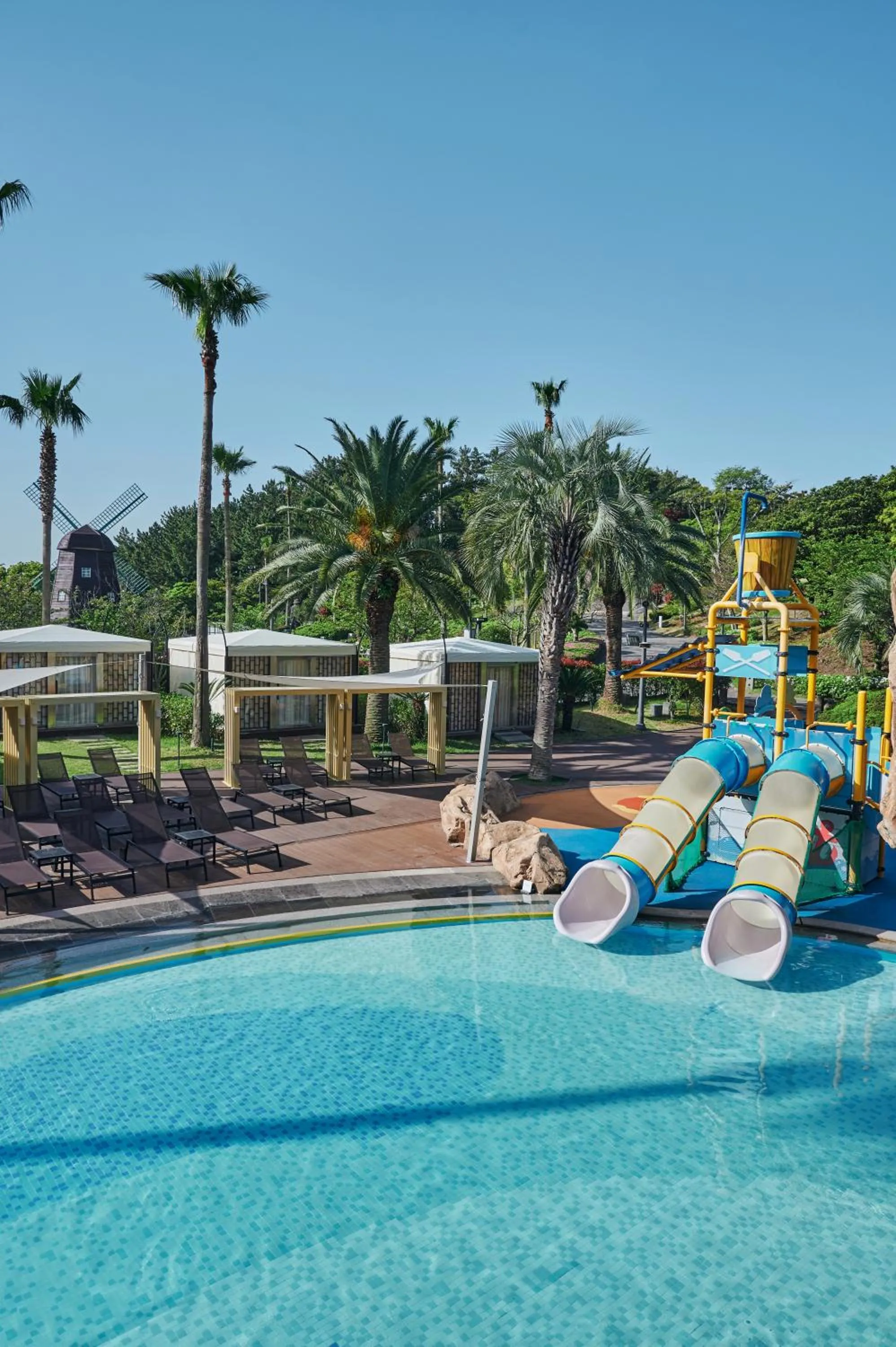 Swimming pool in Lotte Hotel Jeju