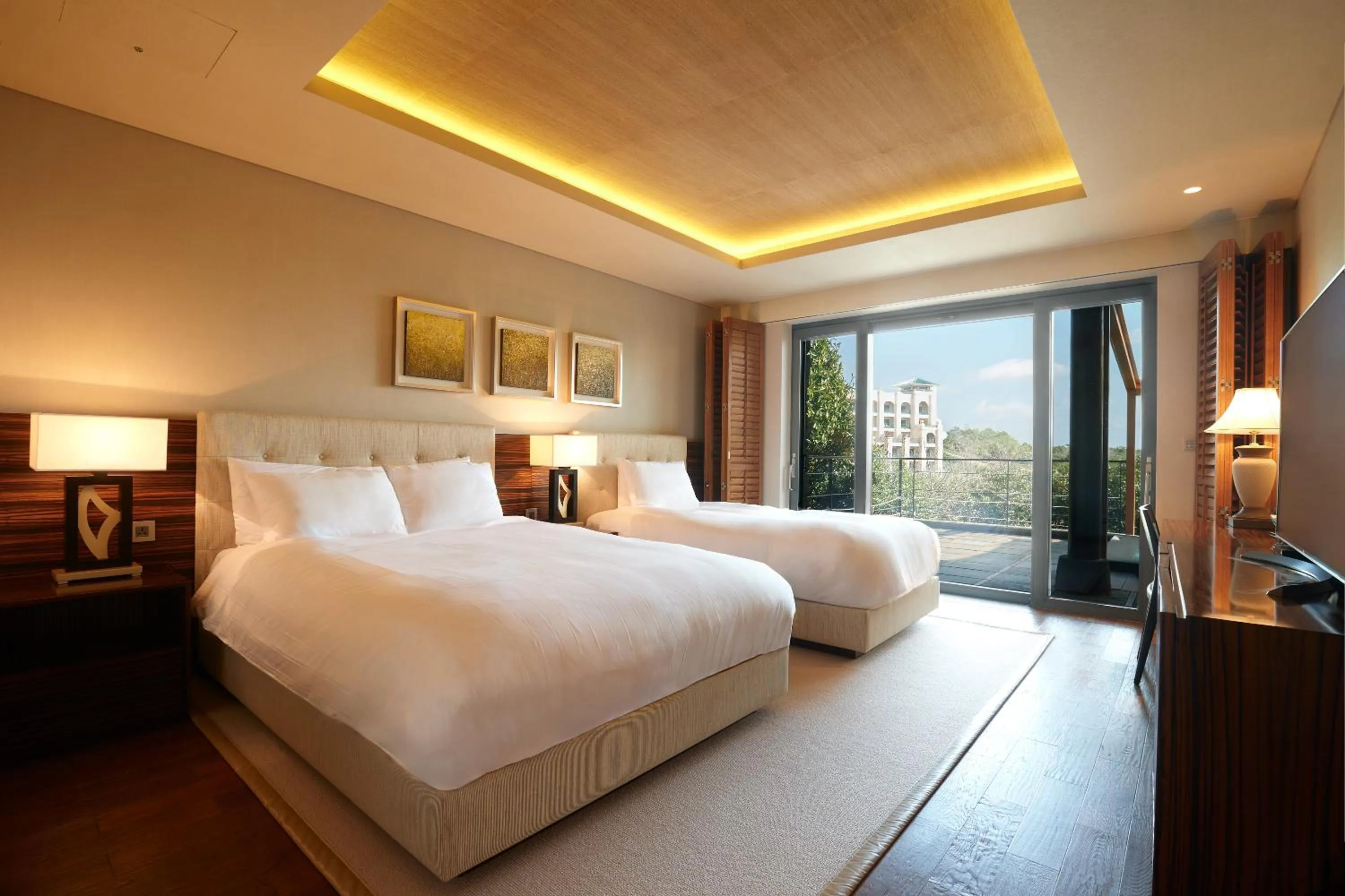 Bedroom, Bed in Lotte Hotel Jeju