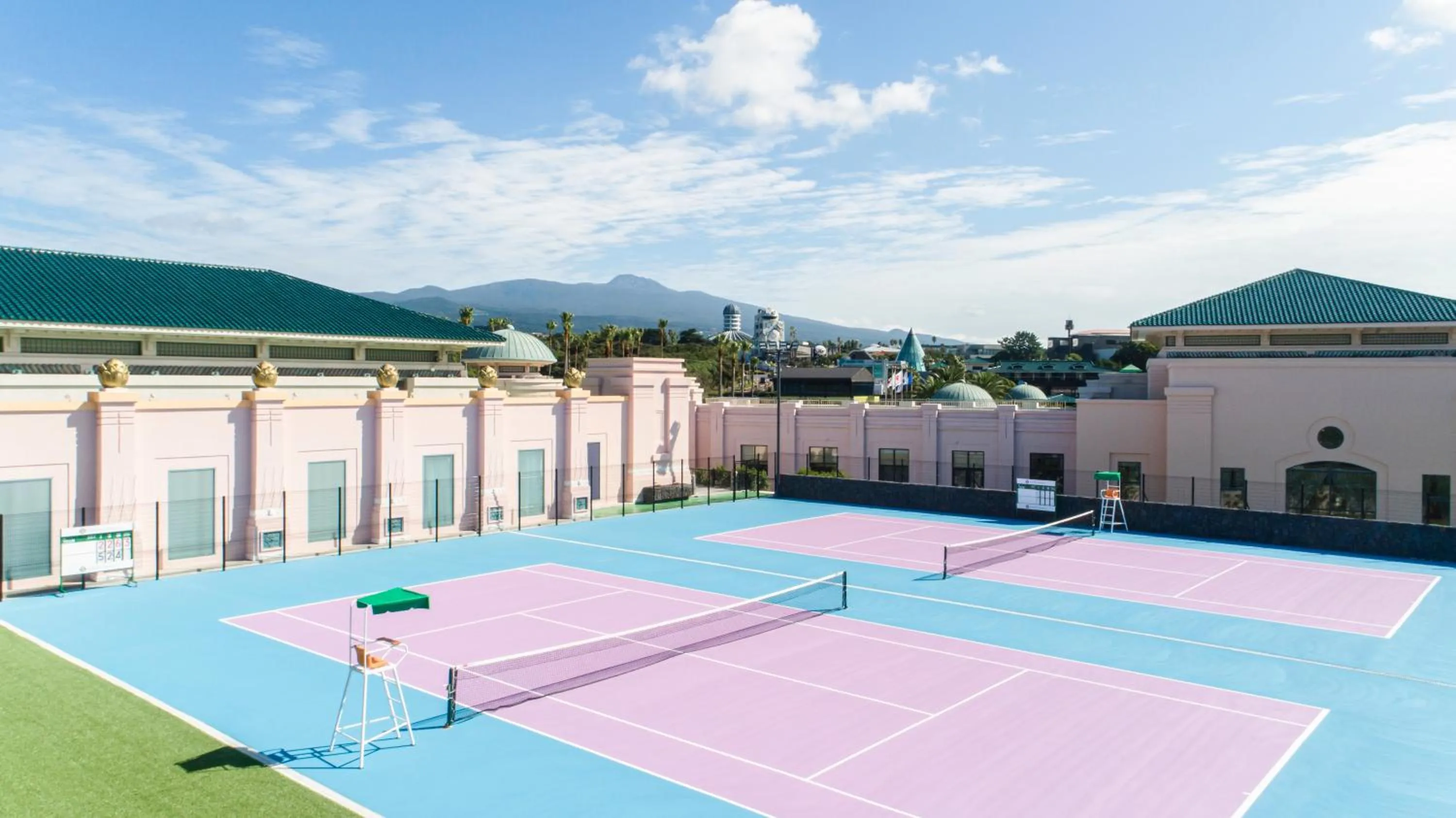 Tennis court in Lotte Hotel Jeju