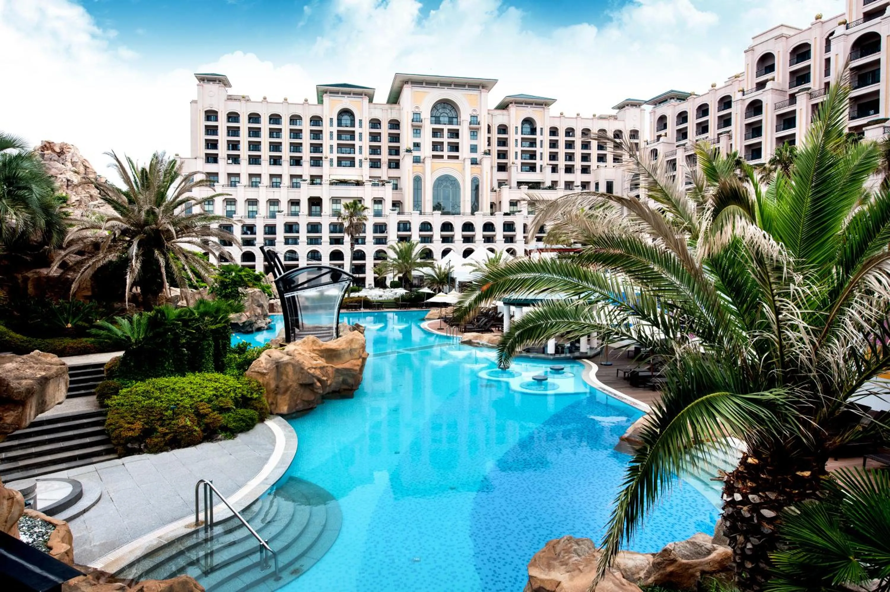 Swimming pool in Lotte Hotel Jeju