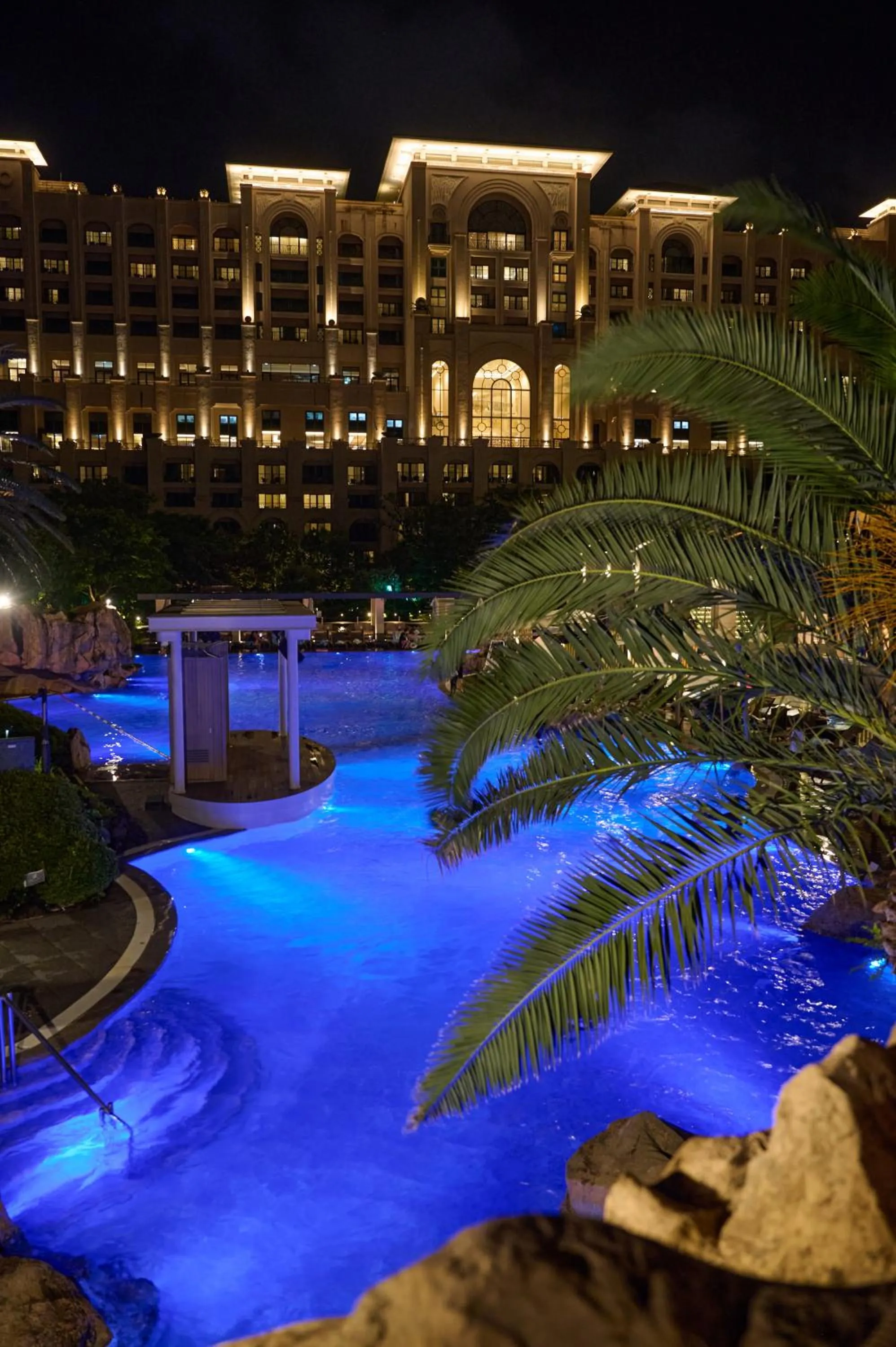 Swimming pool in Lotte Hotel Jeju
