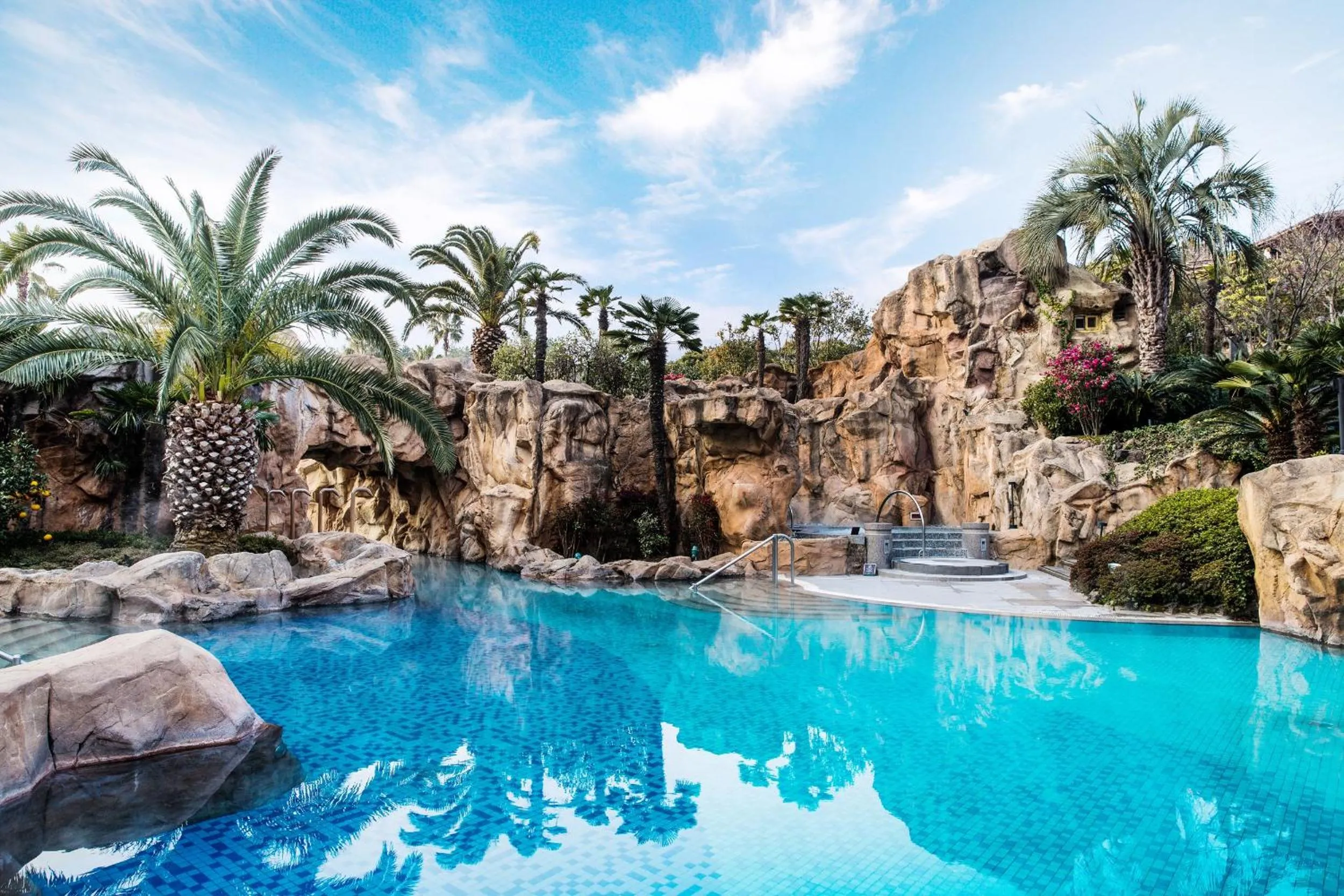 Swimming pool in Lotte Hotel Jeju