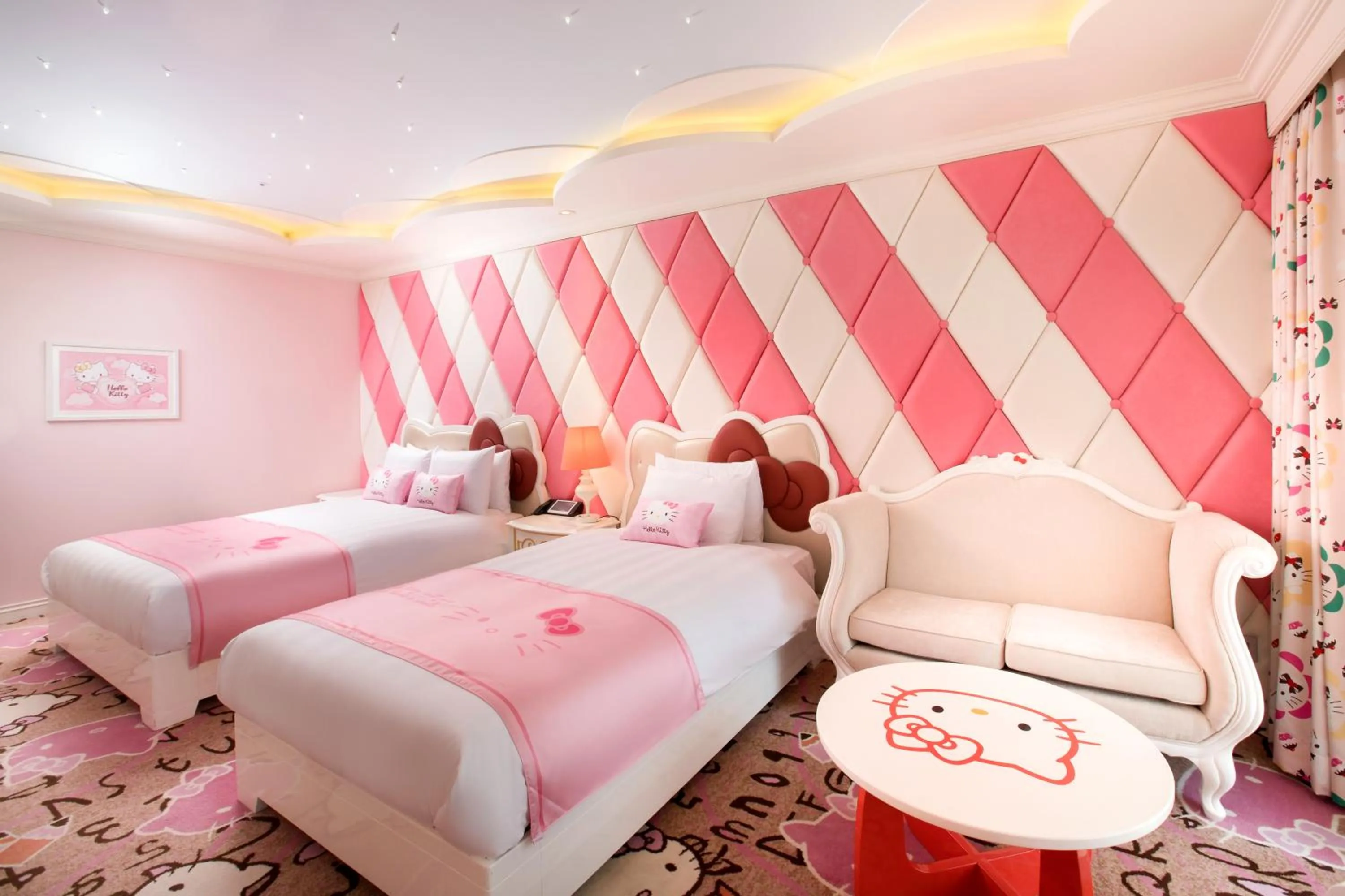 Photo of the whole room, Bed in Lotte Hotel Jeju