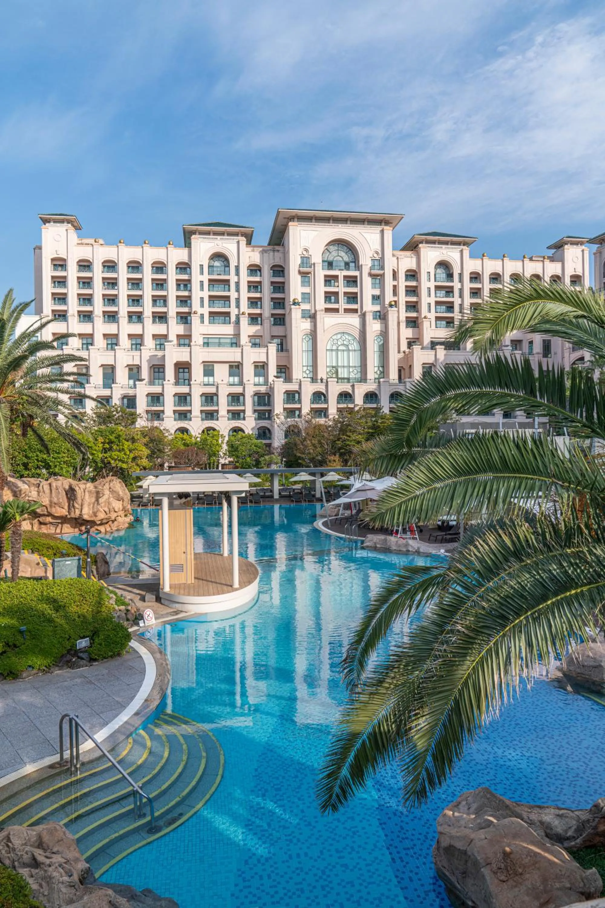 Swimming pool in Lotte Hotel Jeju
