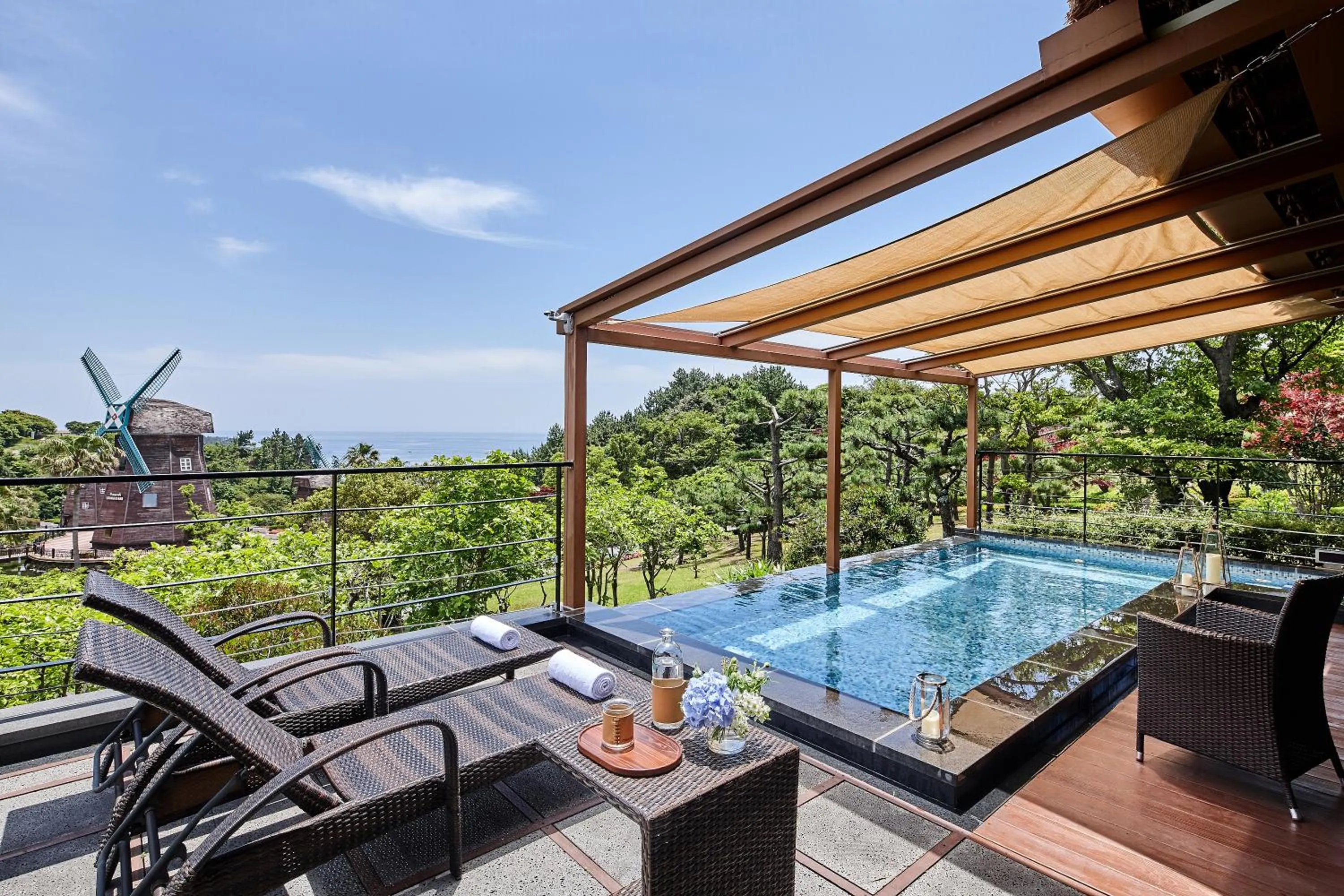 Swimming pool in Lotte Hotel Jeju