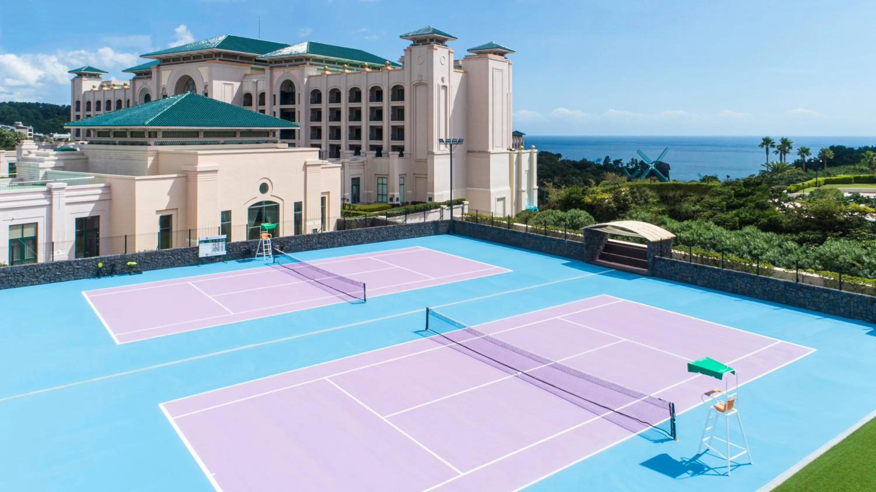 Tennis court in Lotte Hotel Jeju