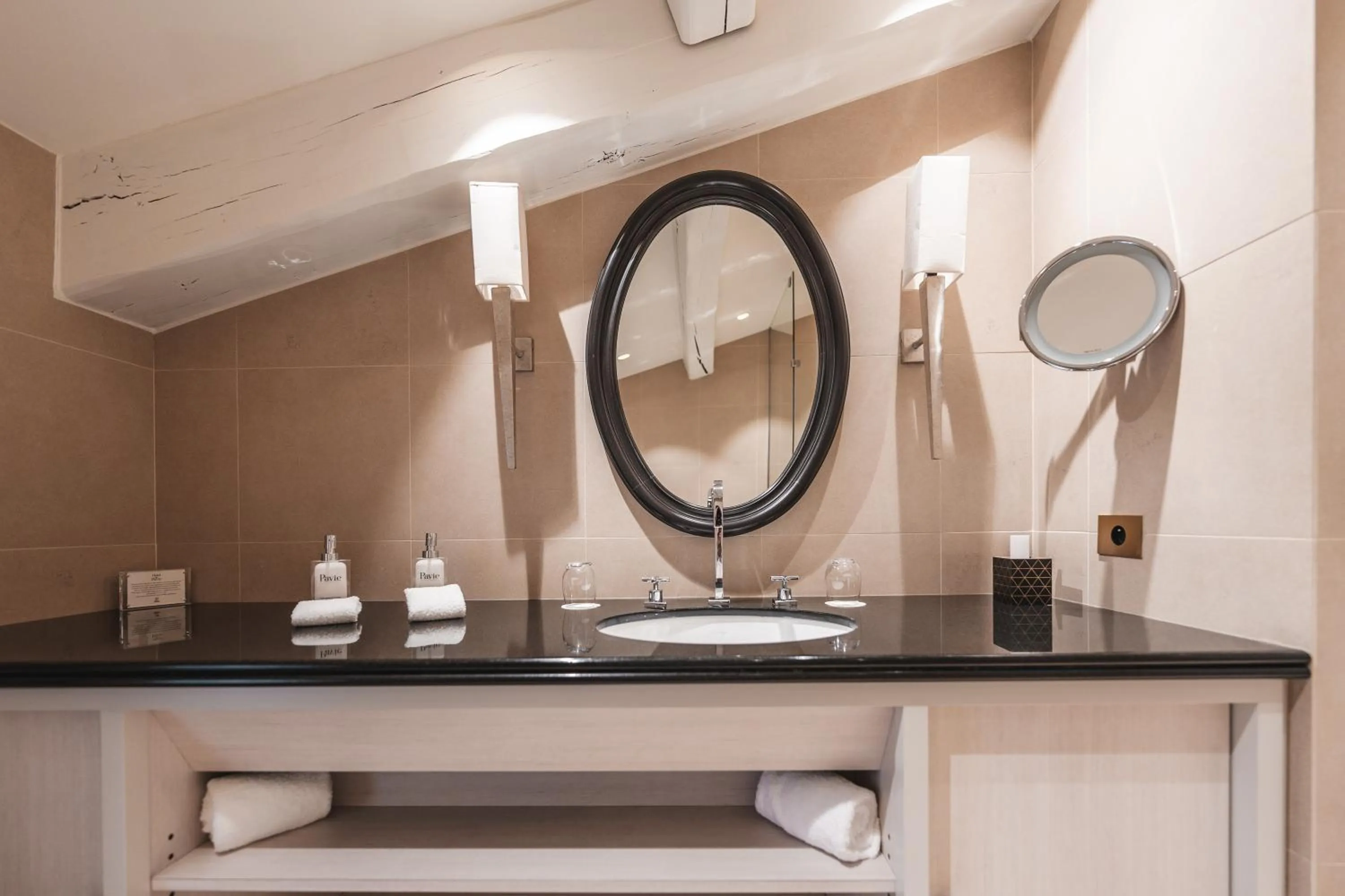 Bathroom in Hôtel de Pavie