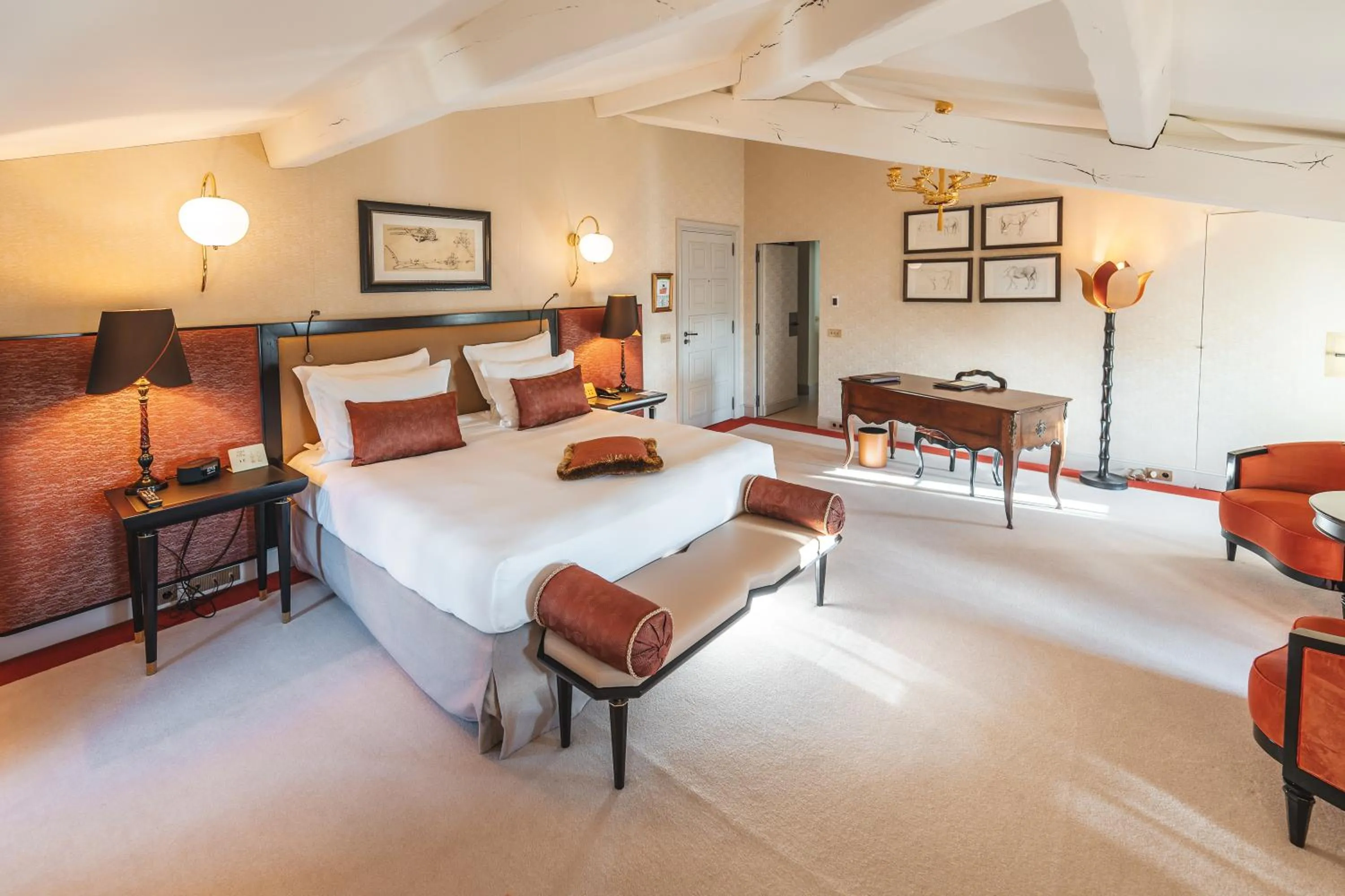Bathroom, Bed in Hôtel de Pavie