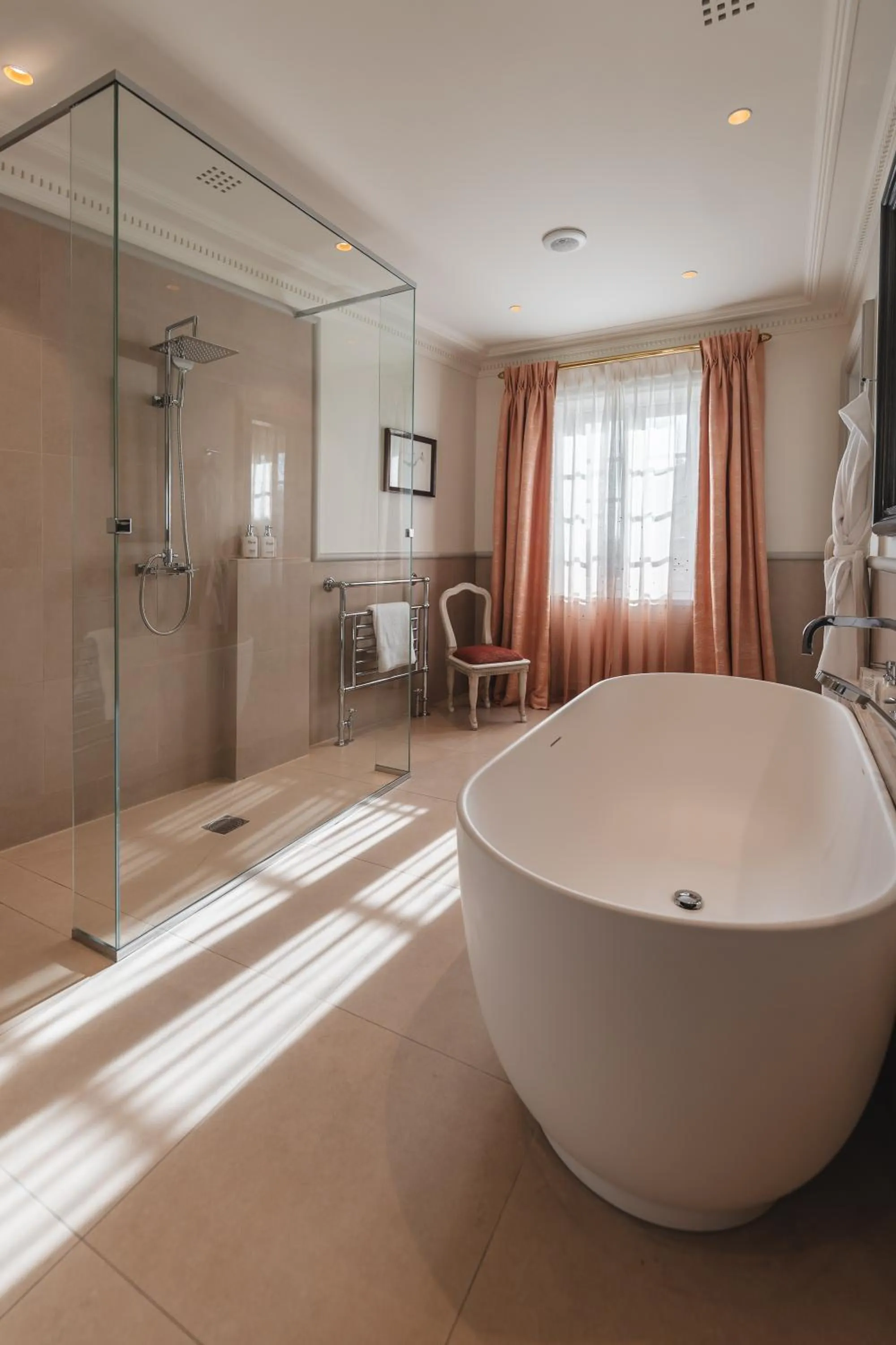 Bathroom in Hôtel de Pavie
