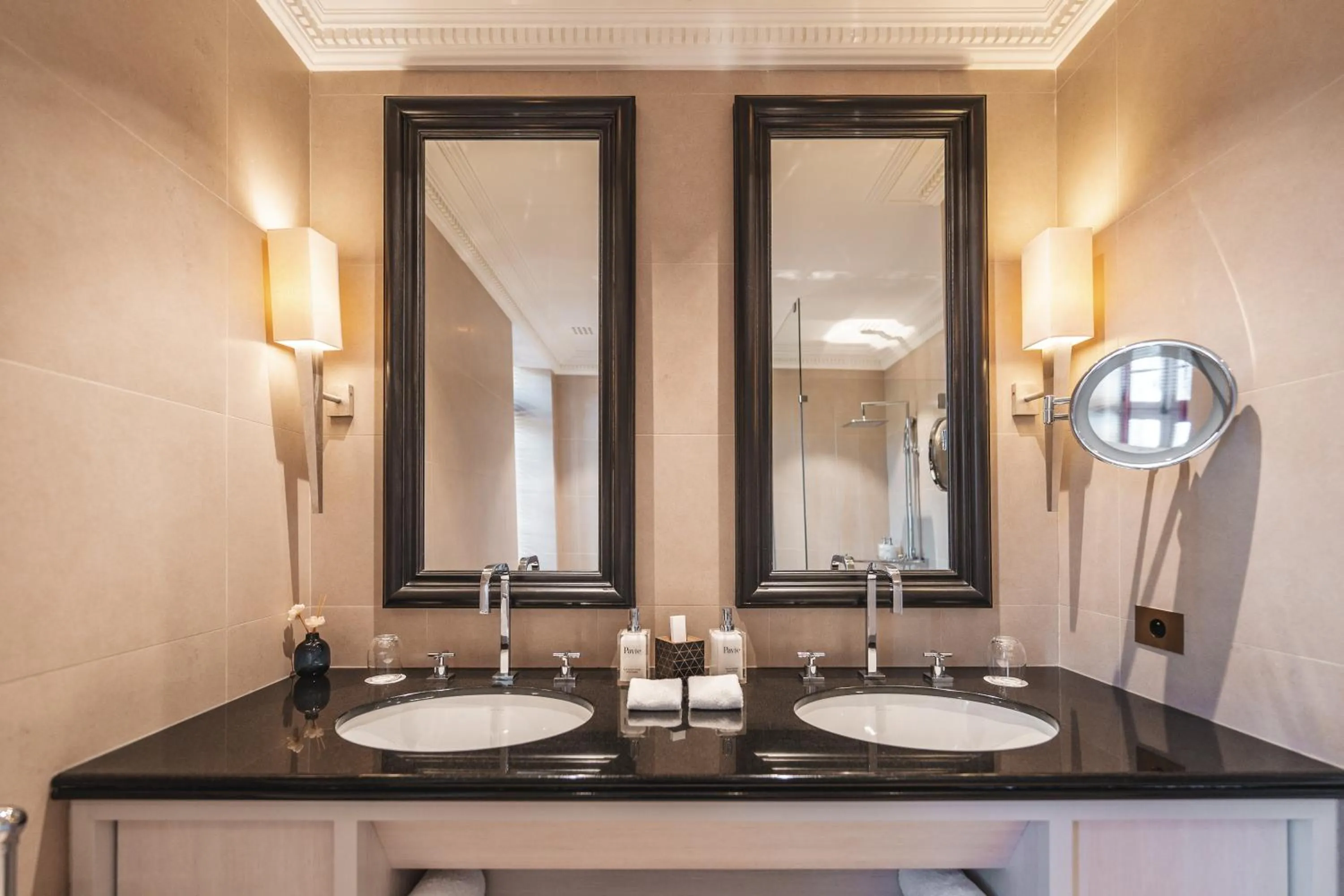 Bathroom in Hôtel de Pavie