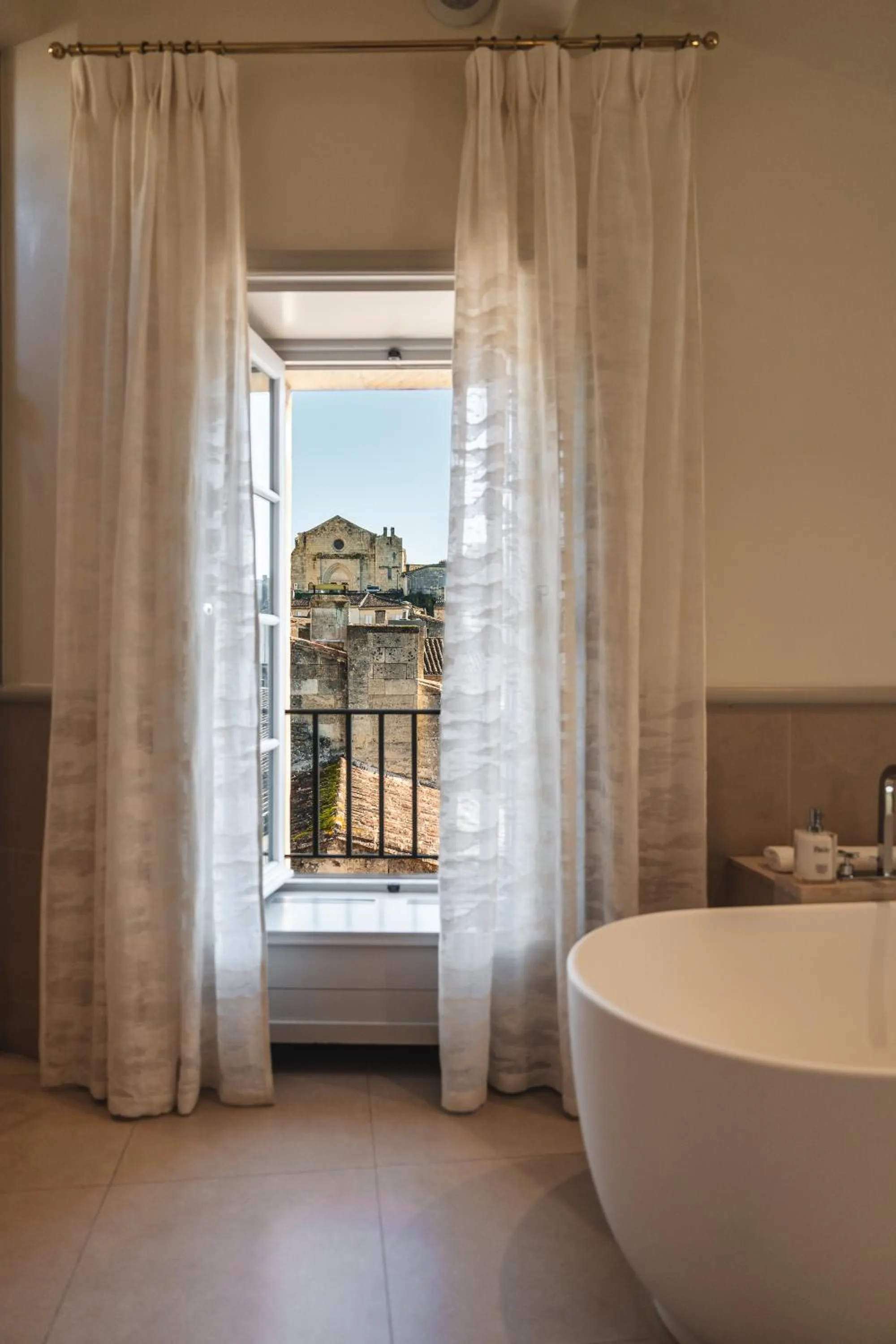 Bathroom, Bed in Hôtel de Pavie