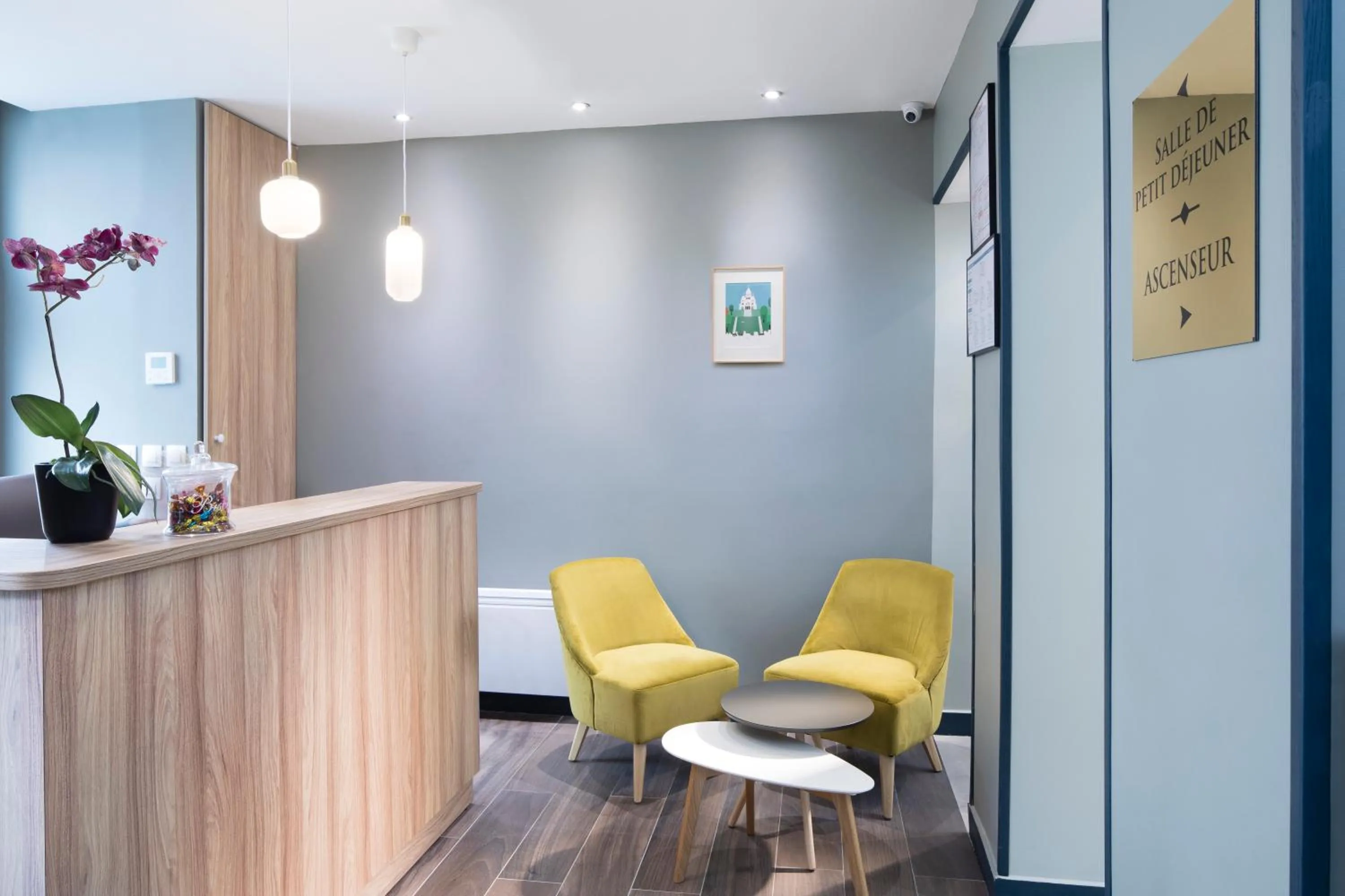 Lobby or reception in Hôtel Moulin Vert