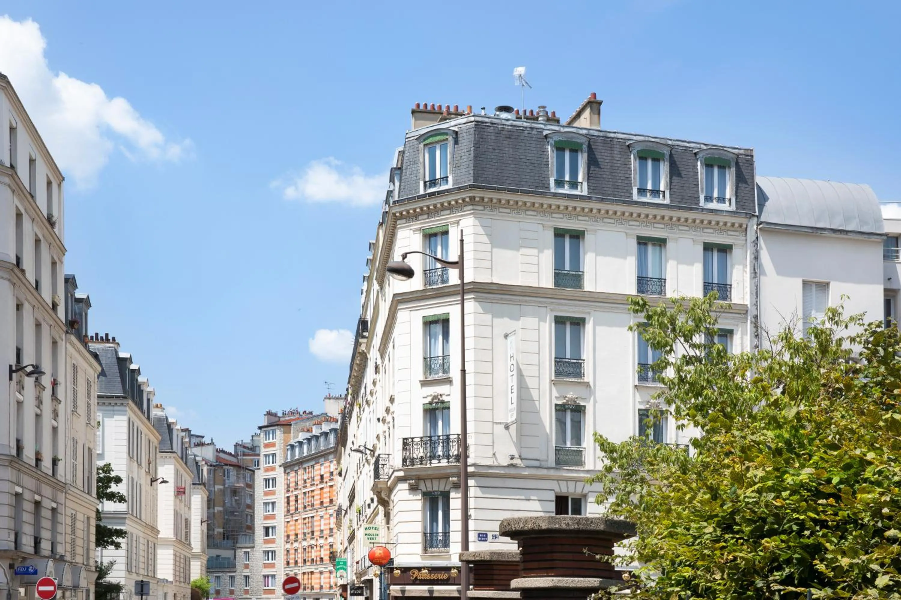 Property building in Hôtel Moulin Vert