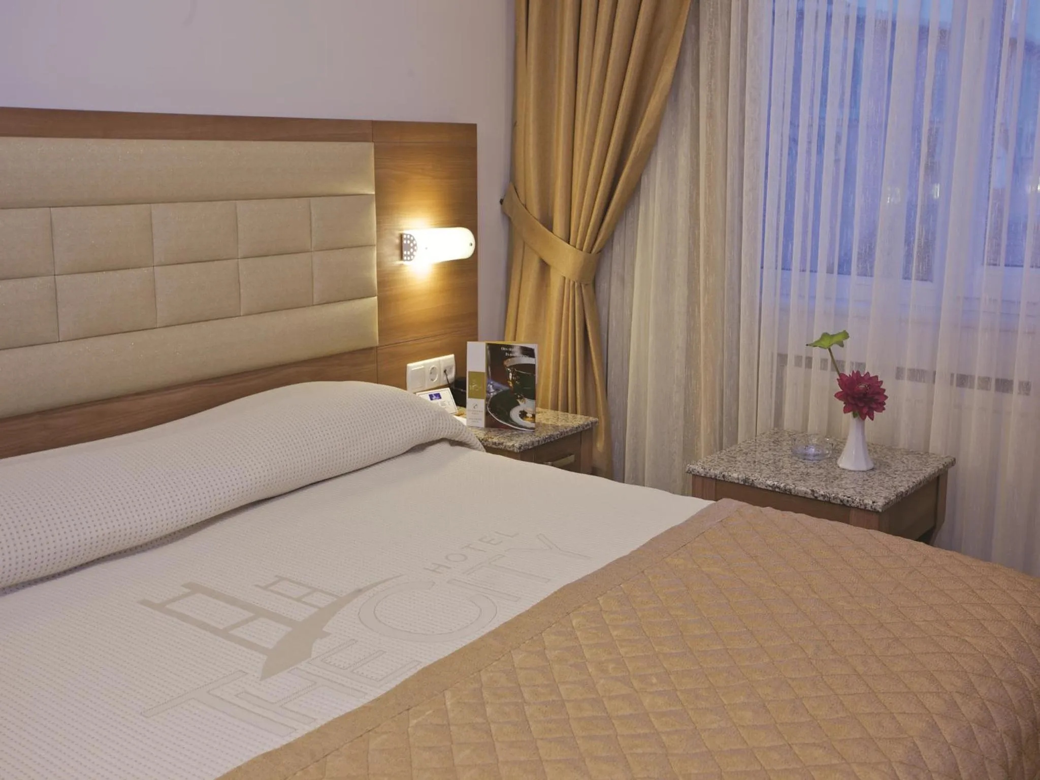 Living room, Bed in The City Hotel