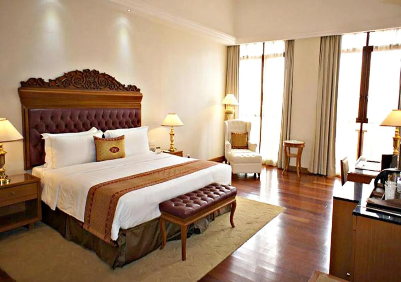 Photo of the whole room, Bed in Royale Chulan Kuala Lumpur