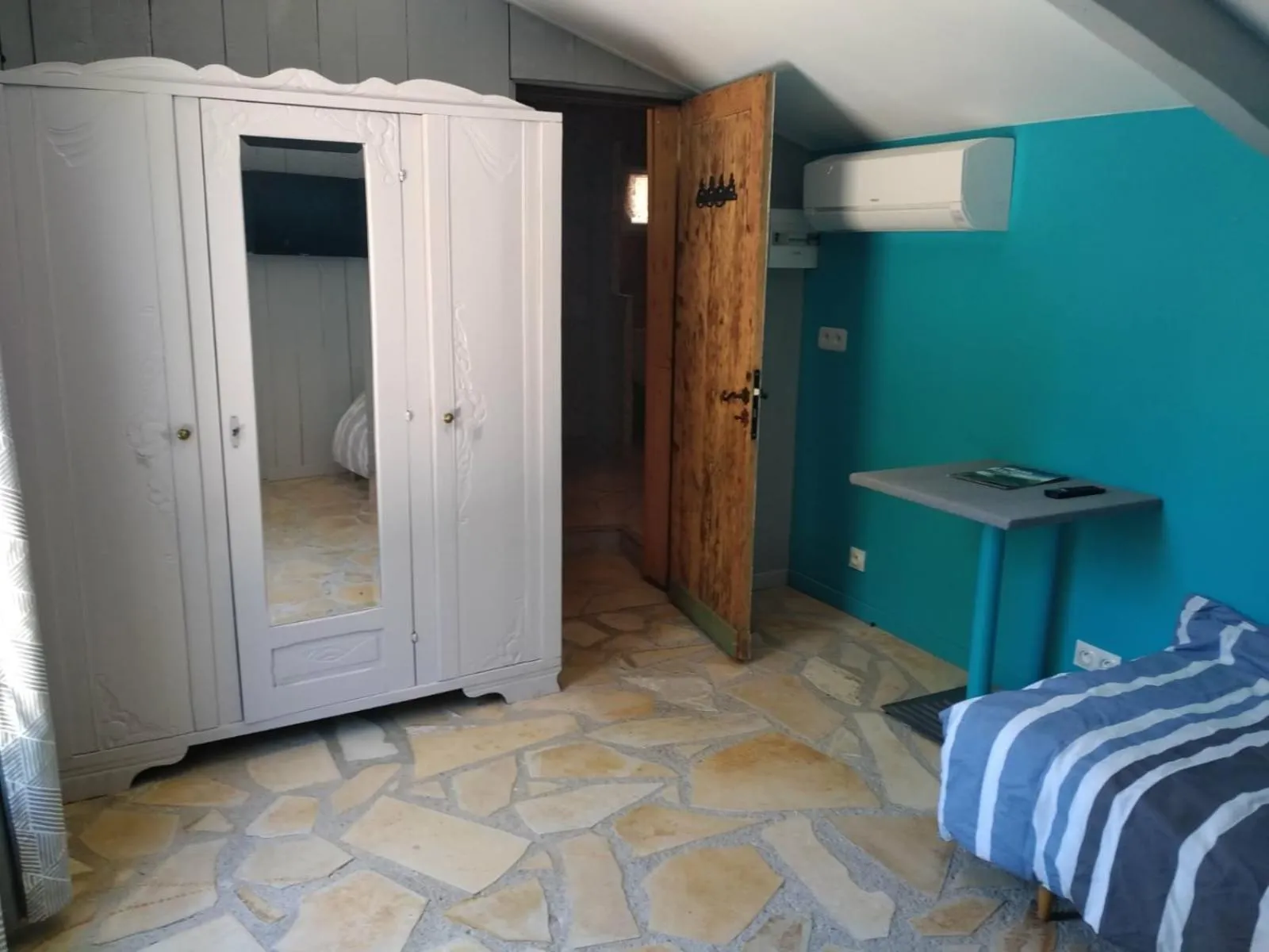 Bathroom, Bed in Le clos des olivettes
