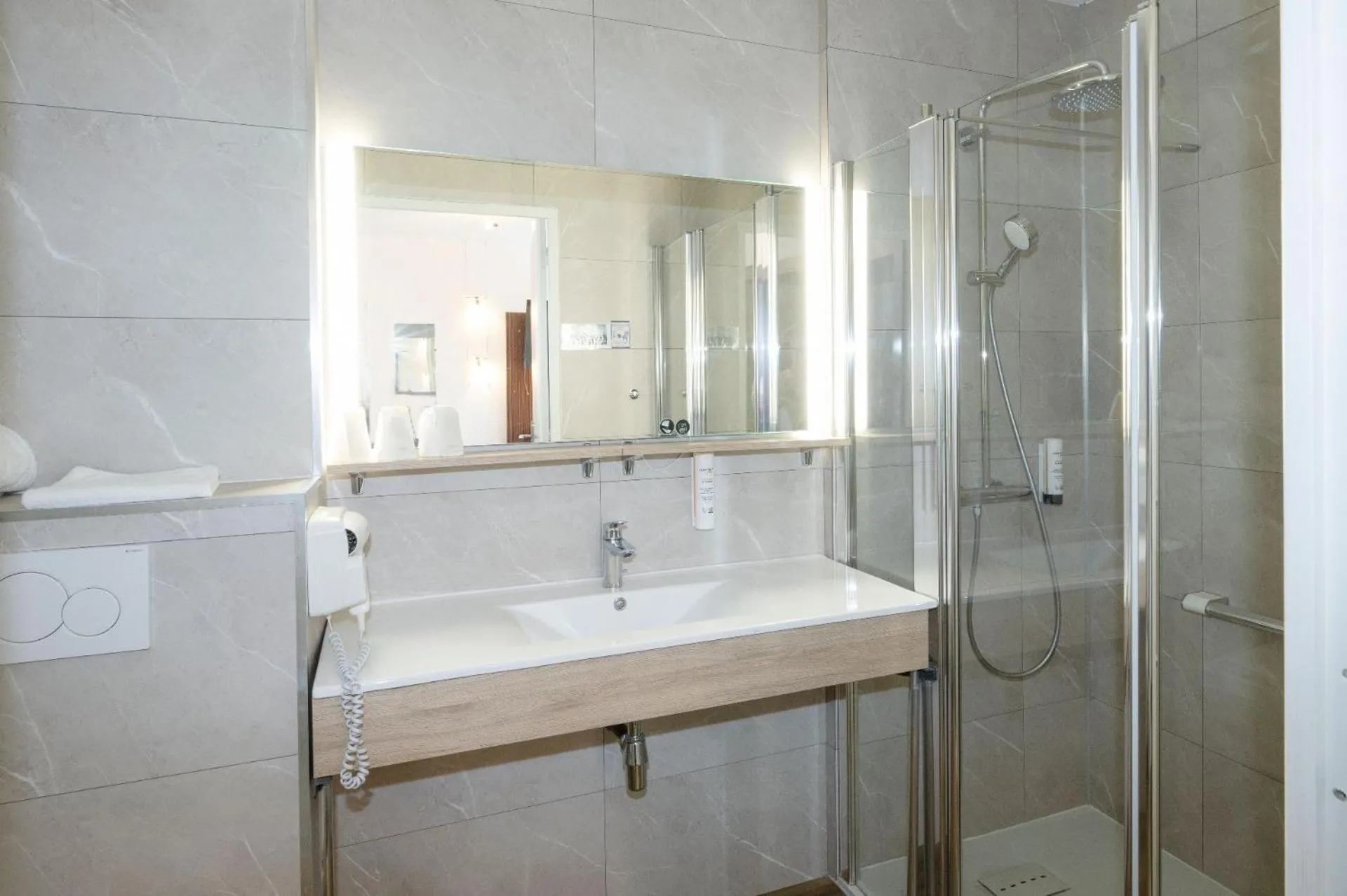 Shower in Les Afforêts