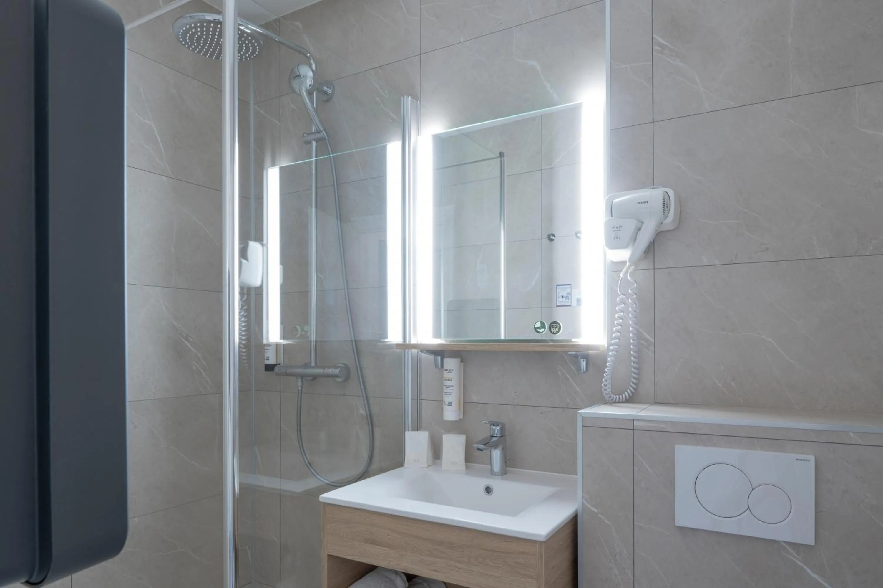 Shower in Les Afforêts