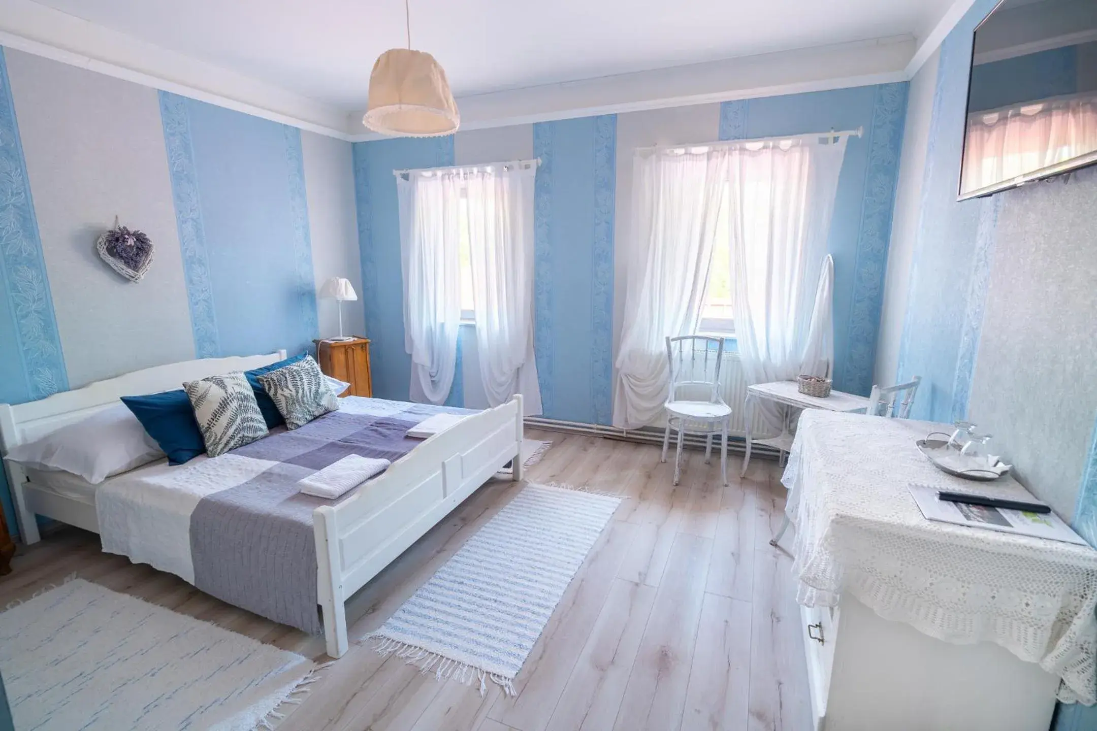 Deluxe Double Room with Bath in Pollushof Panzió és Étterem Deluxe Double Room with Bath in Pollushof Panzió és Étterem