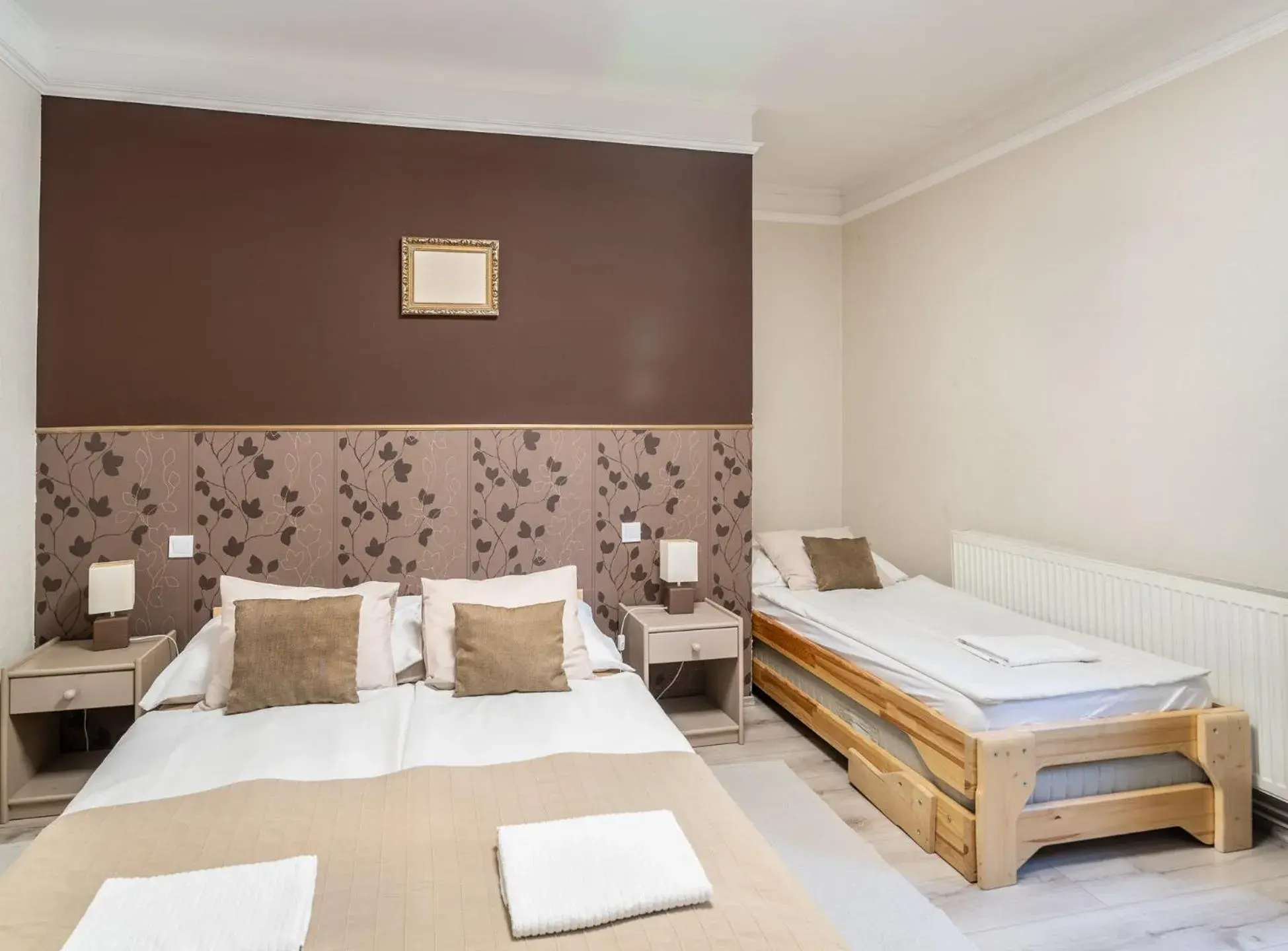 Triple Room with Shower in Pollushof Panzió és Étterem Triple Room with Shower in Pollushof Panzió és Étterem