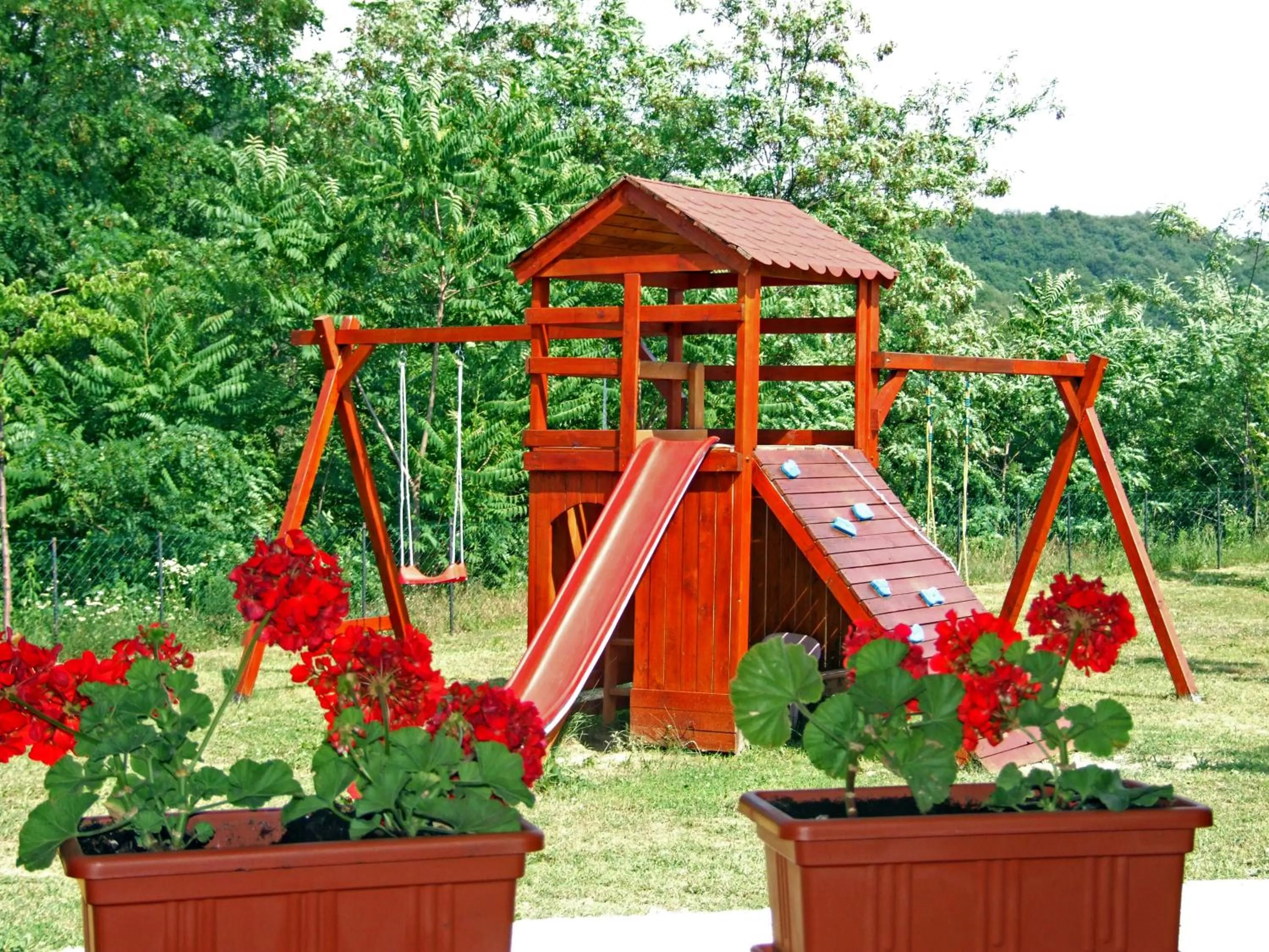 Children play ground in Pollushof Panzió és Étterem