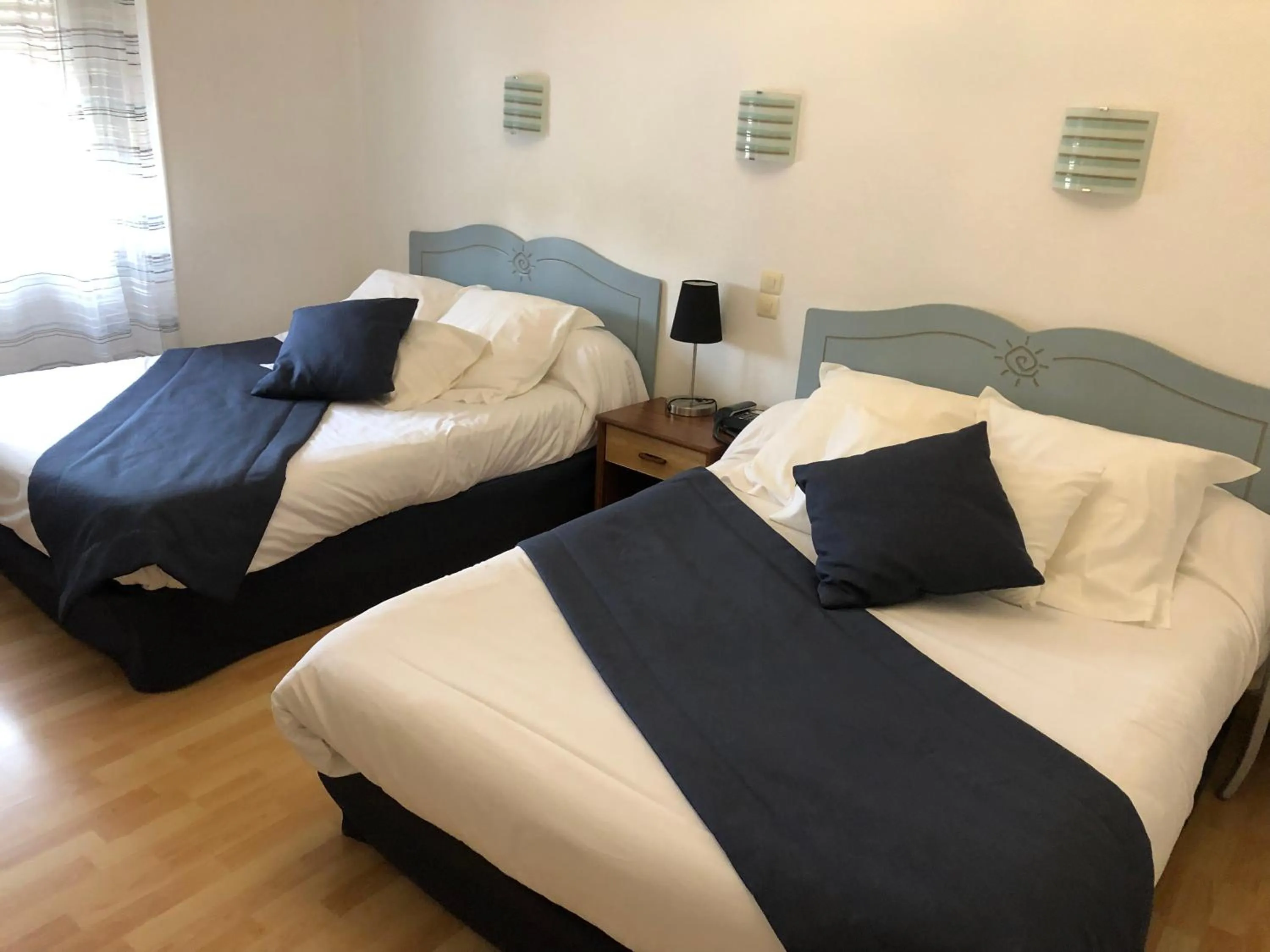 Bed in Hôtel Le Roi Gourmand