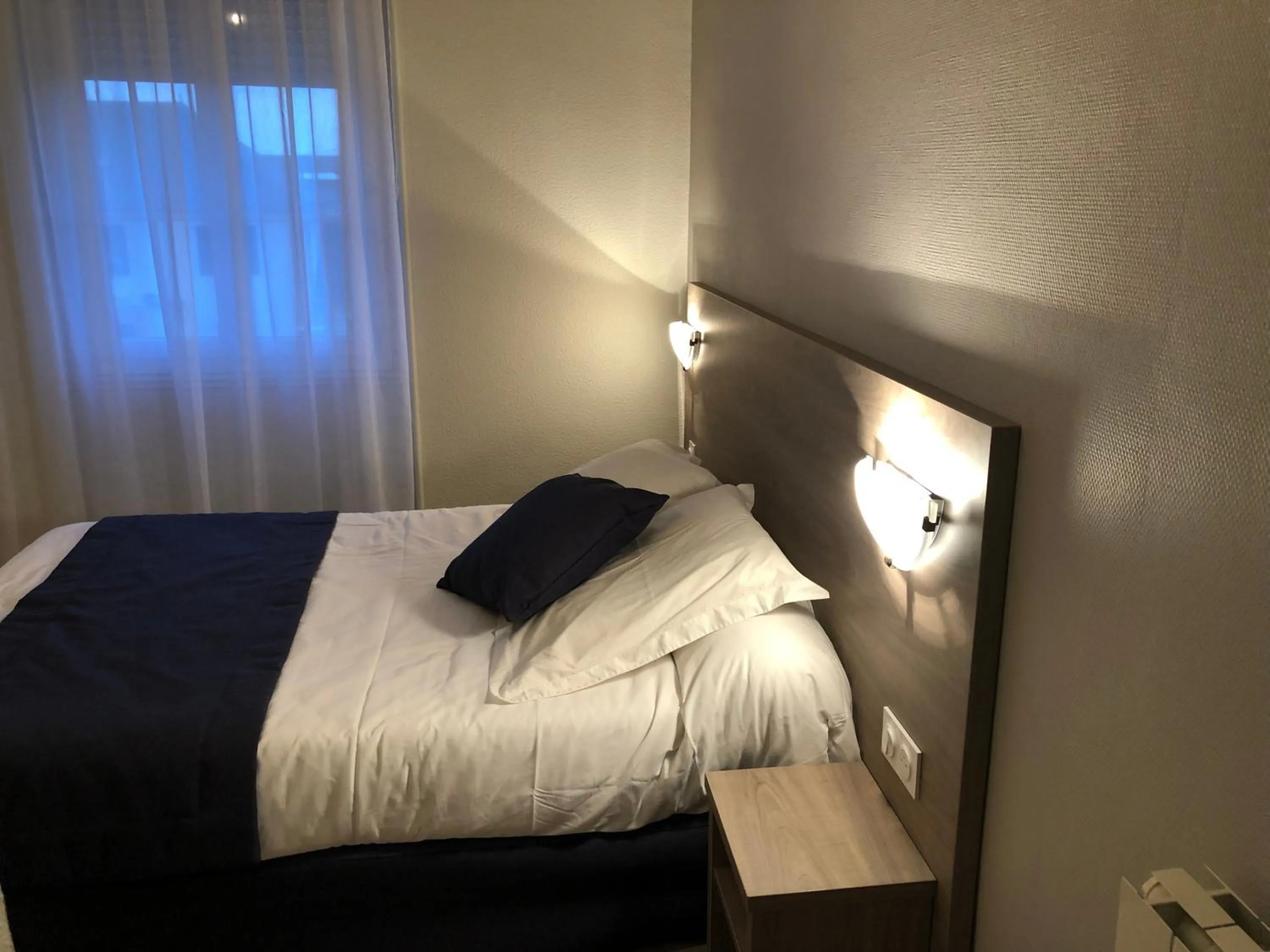 Bed in Hôtel Le Roi Gourmand