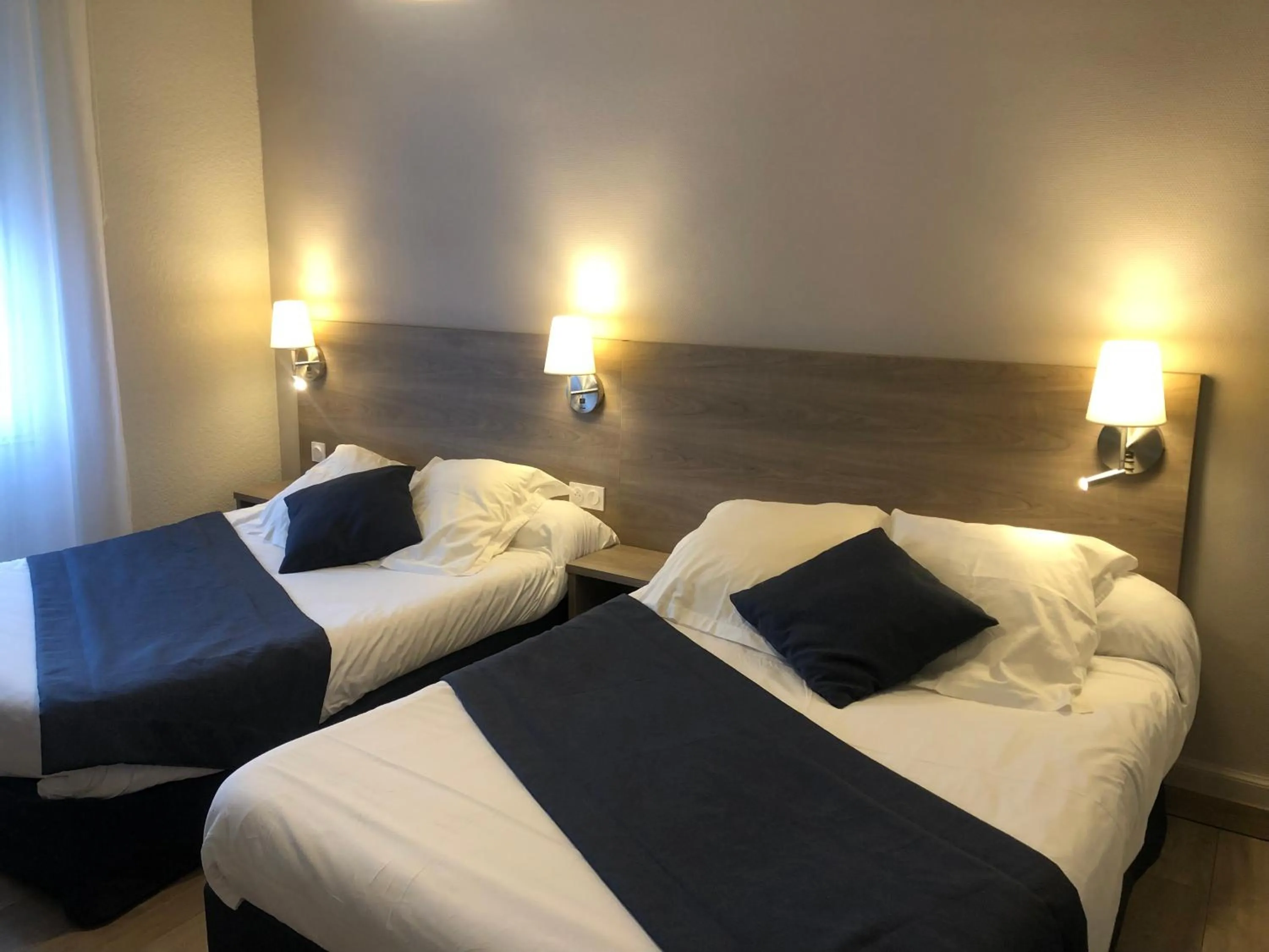 Bed in Hôtel Le Roi Gourmand