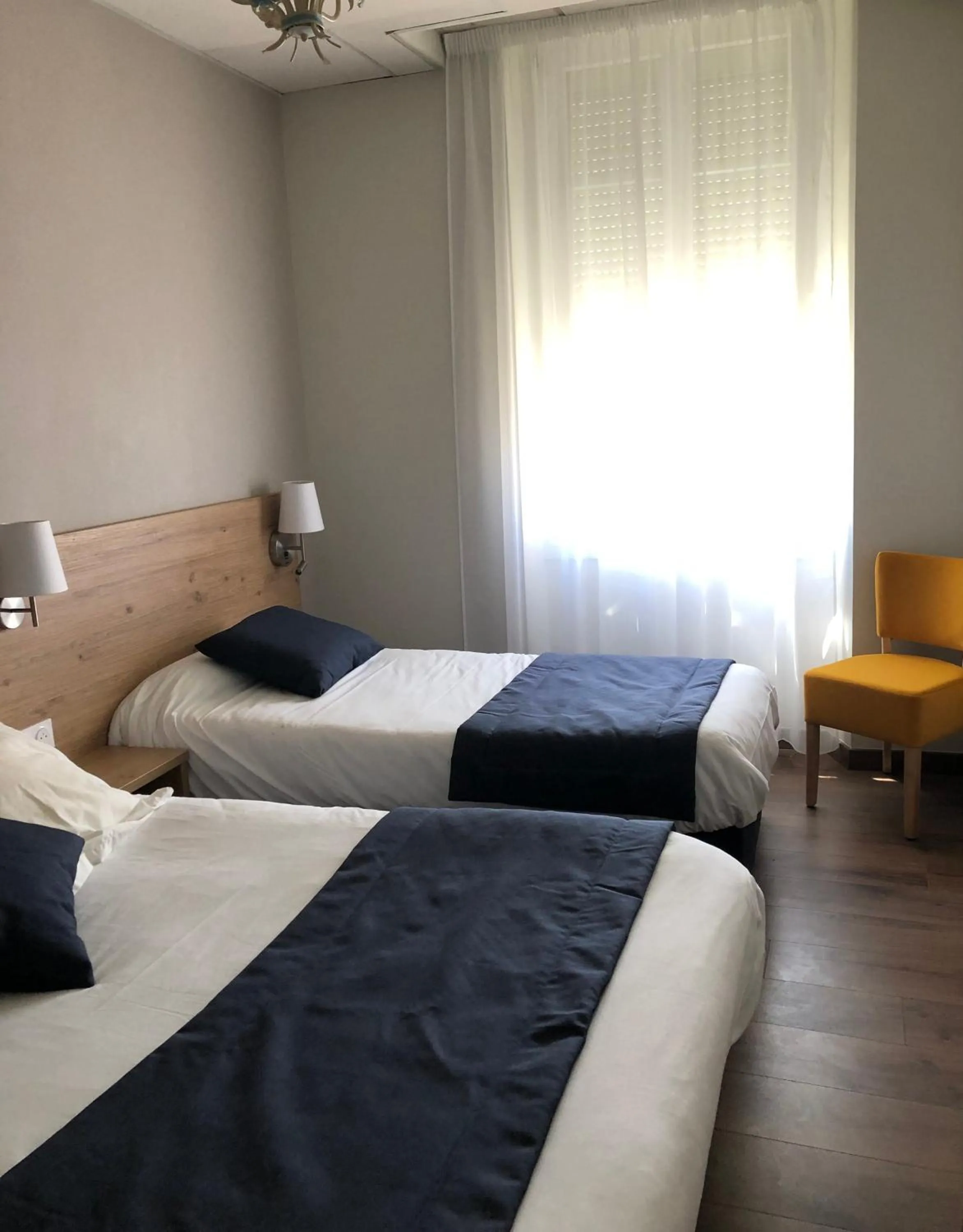 Bed in Hôtel Le Roi Gourmand