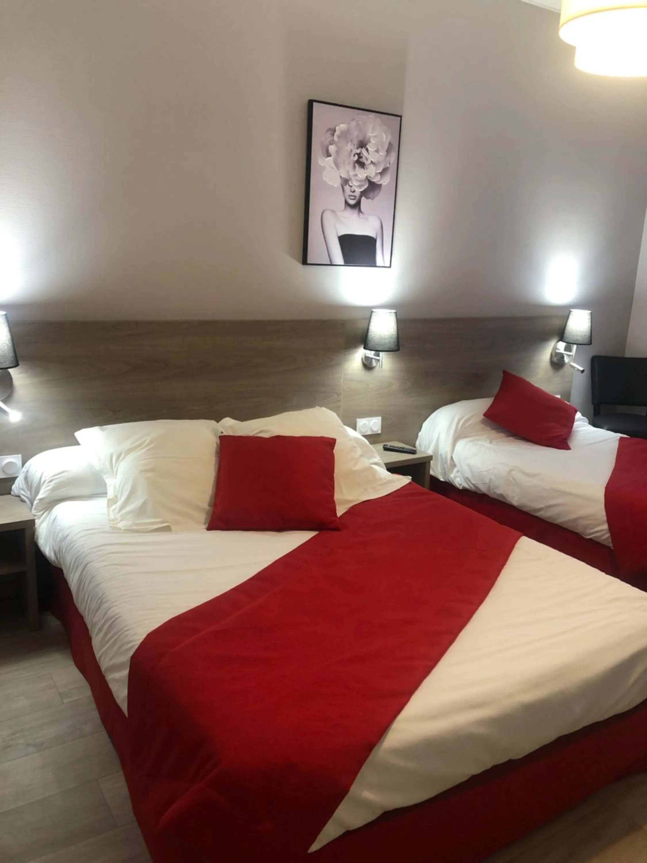 Bed in Hôtel Le Roi Gourmand